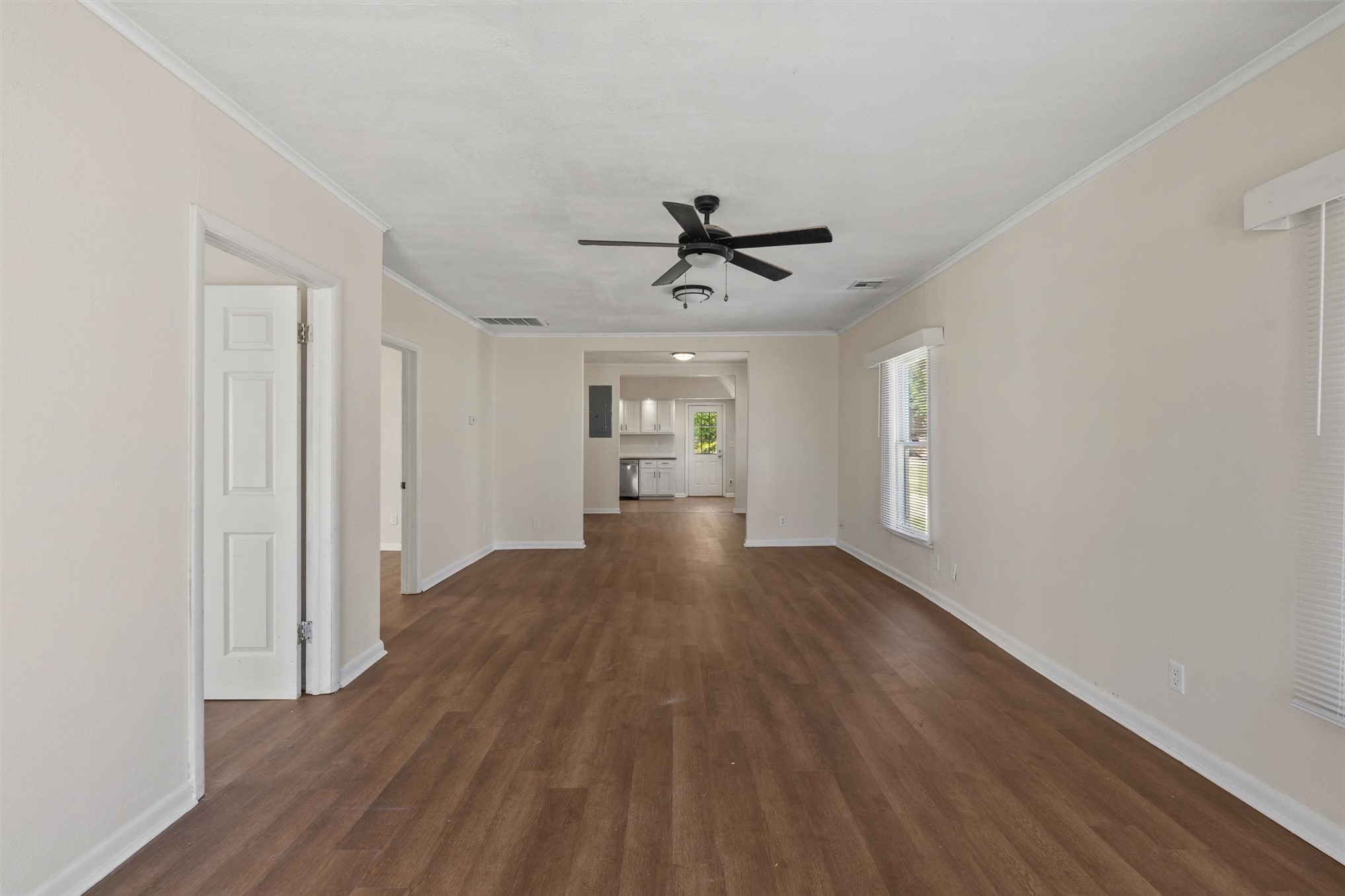 1563 S Oak Avenue Property Photo 4