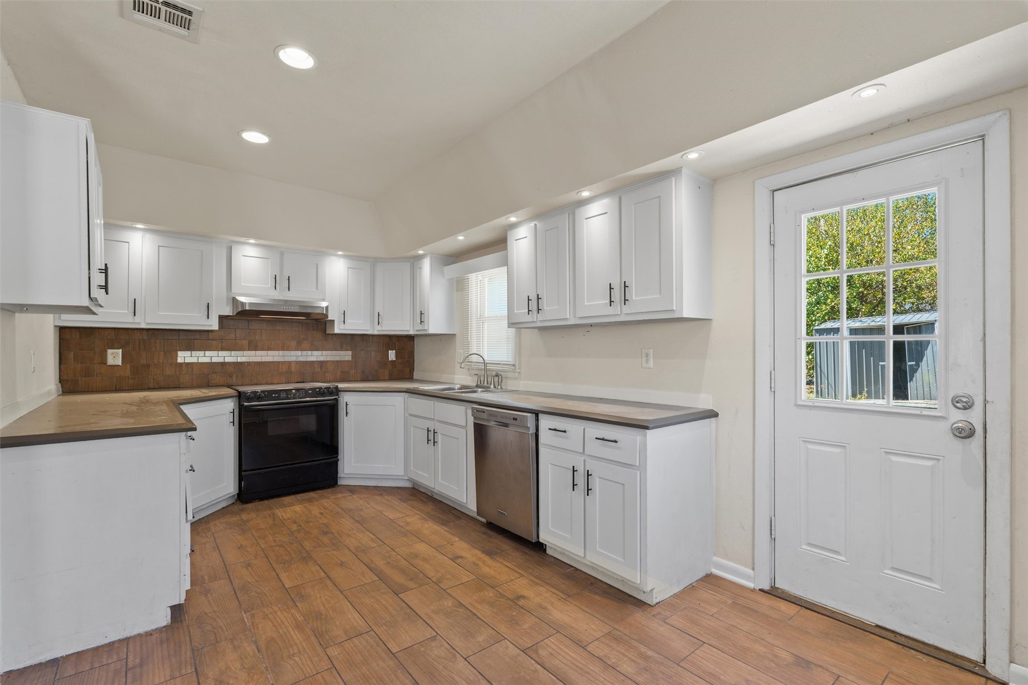 1563 S Oak Avenue Property Photo 20