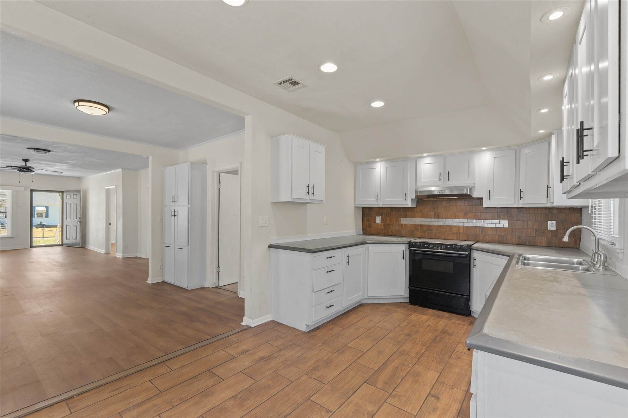 1563 S Oak Avenue Property Photo 21