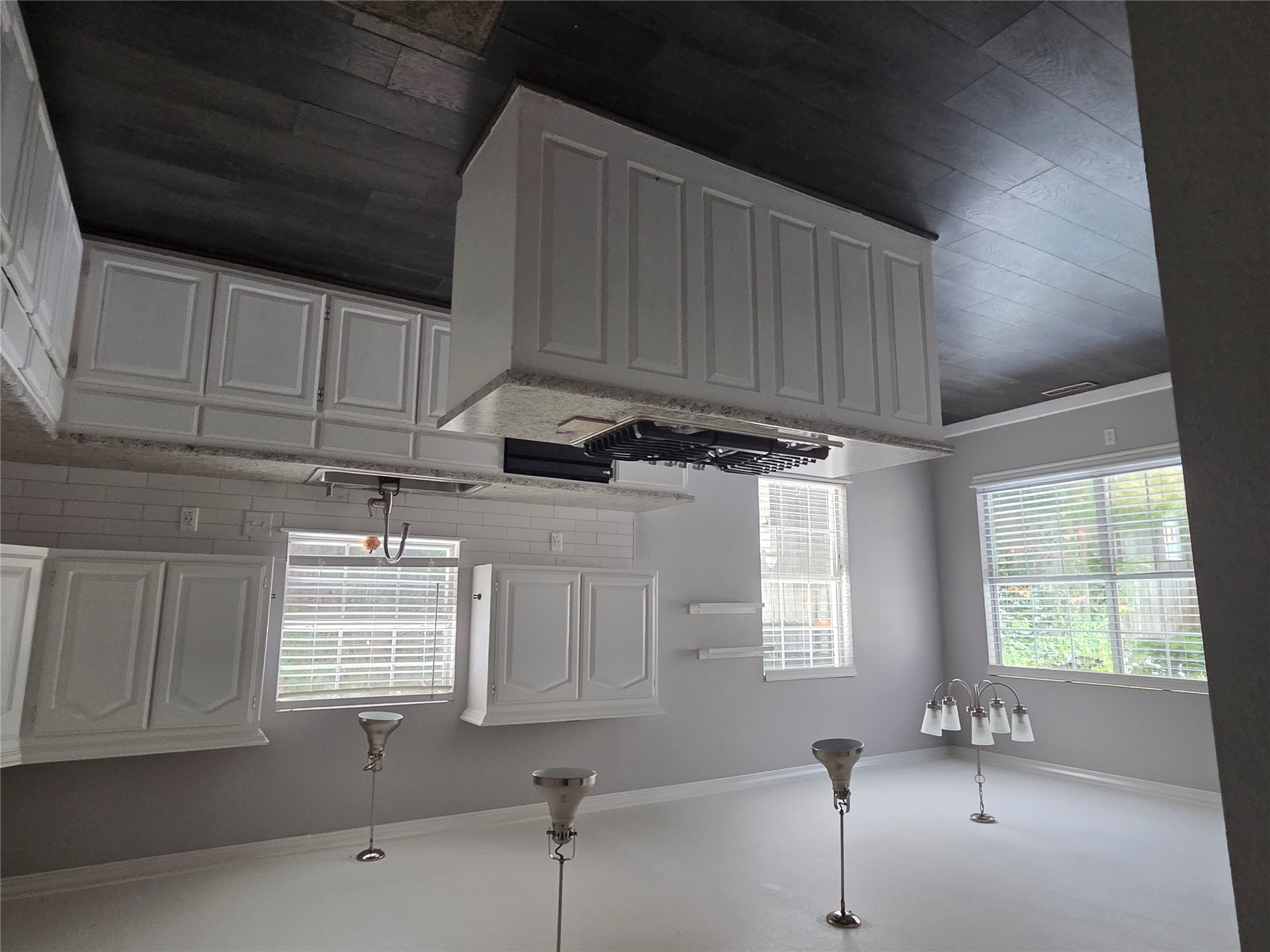 2412 W Vicksburg Street Property Photo 5