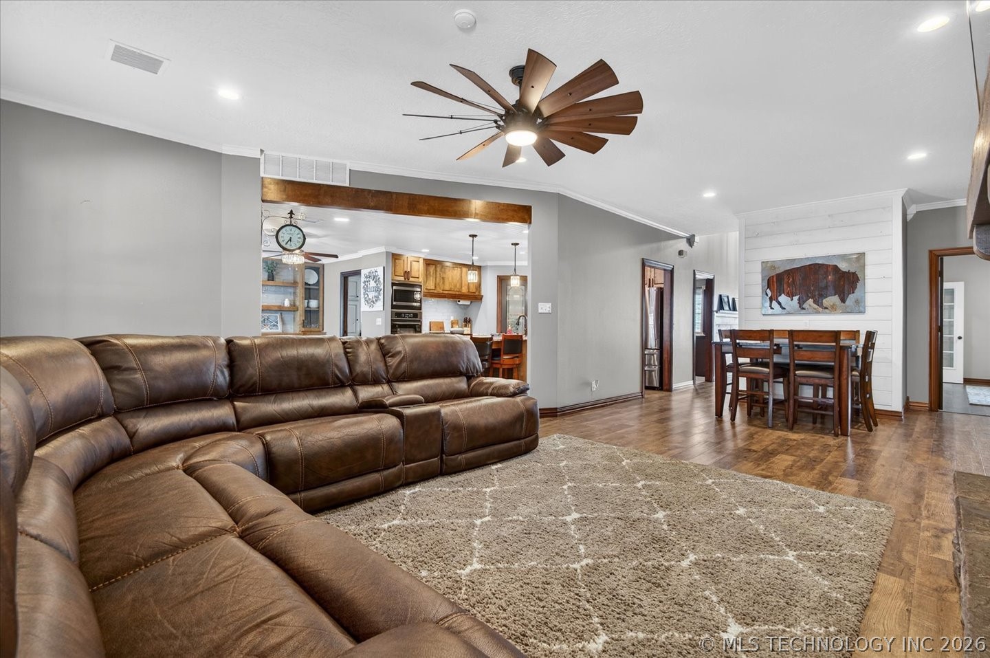 650 Ne Bison Road Property Photo 8