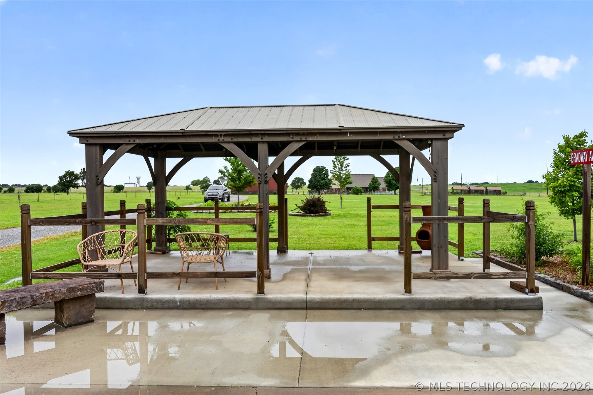 650 Ne Bison Road Property Photo 44