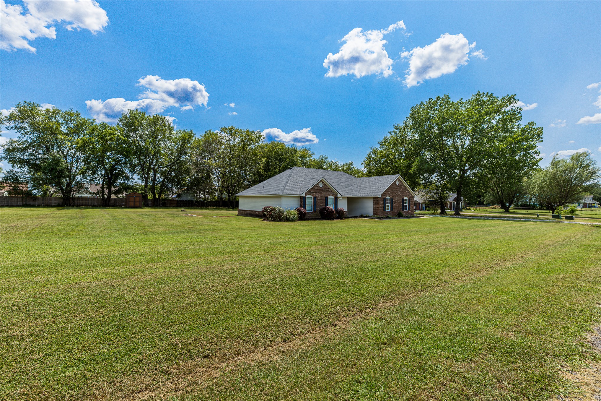 8202 E Lindy Lane Property Photo 4