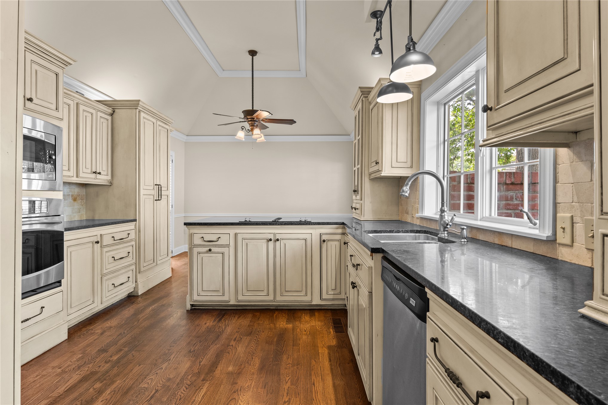 4807 S Yorktown Court Property Photo 8