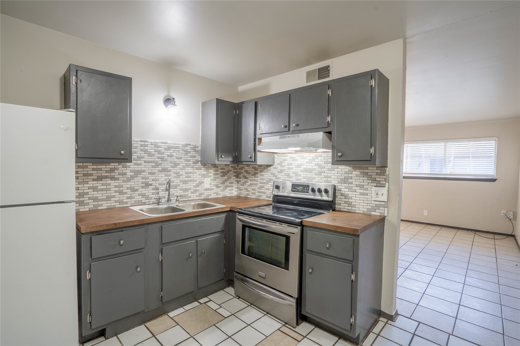 1072 N Irvington Avenue Property Photo 5