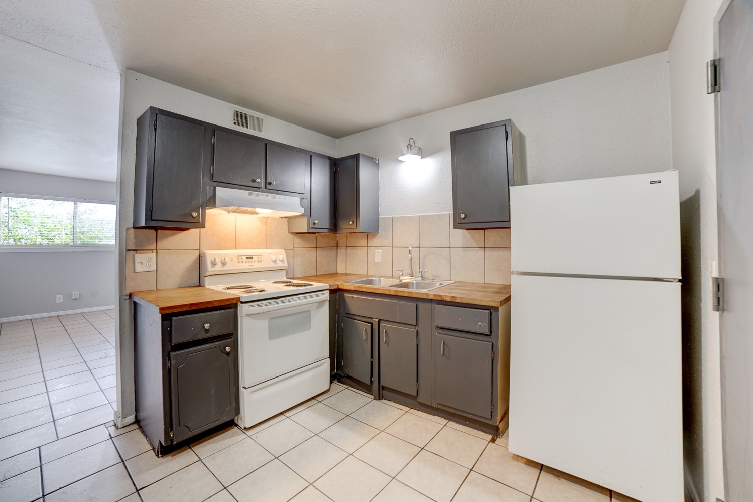 1072 N Irvington Avenue Property Photo 8