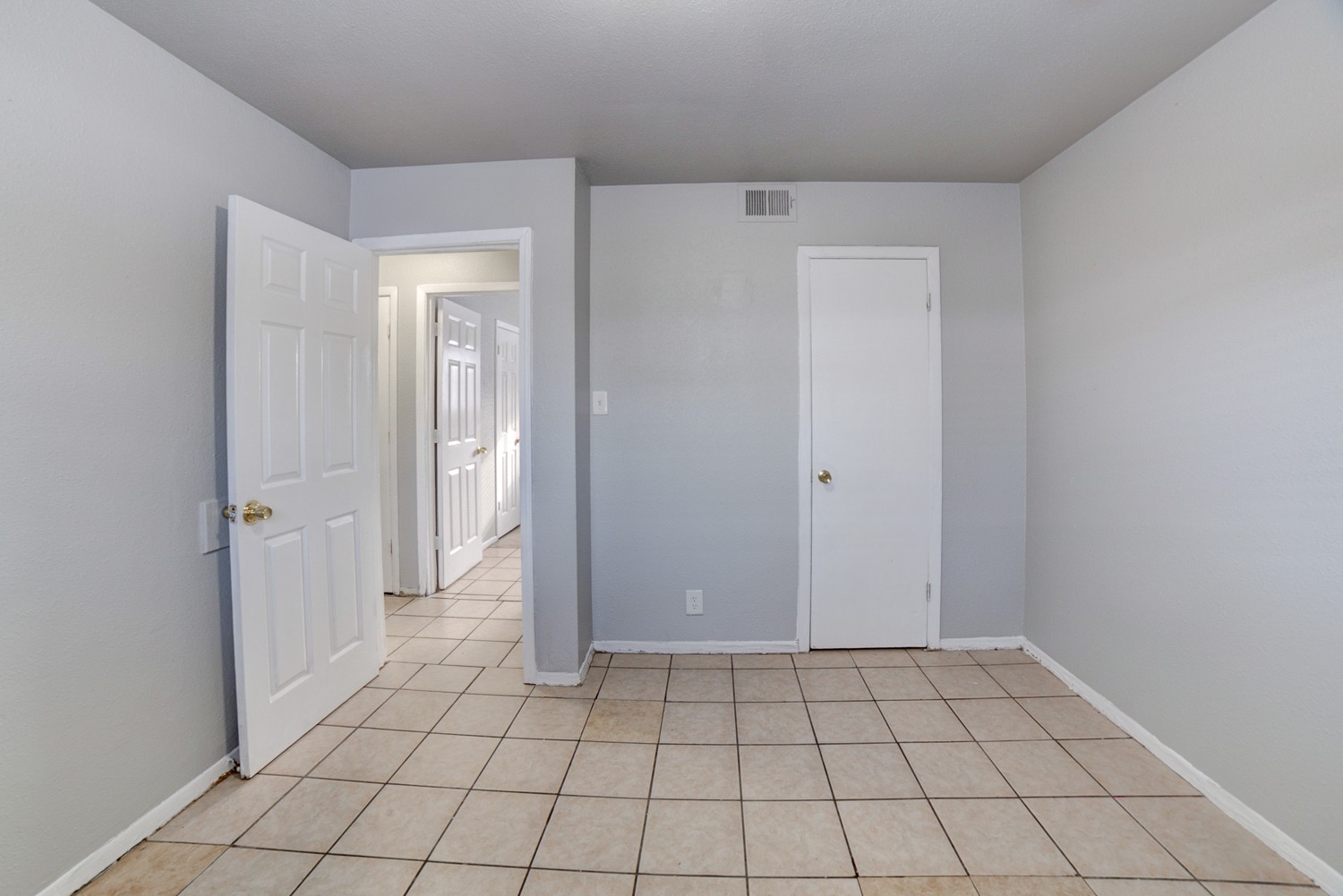 1072 N Irvington Avenue Property Photo 18