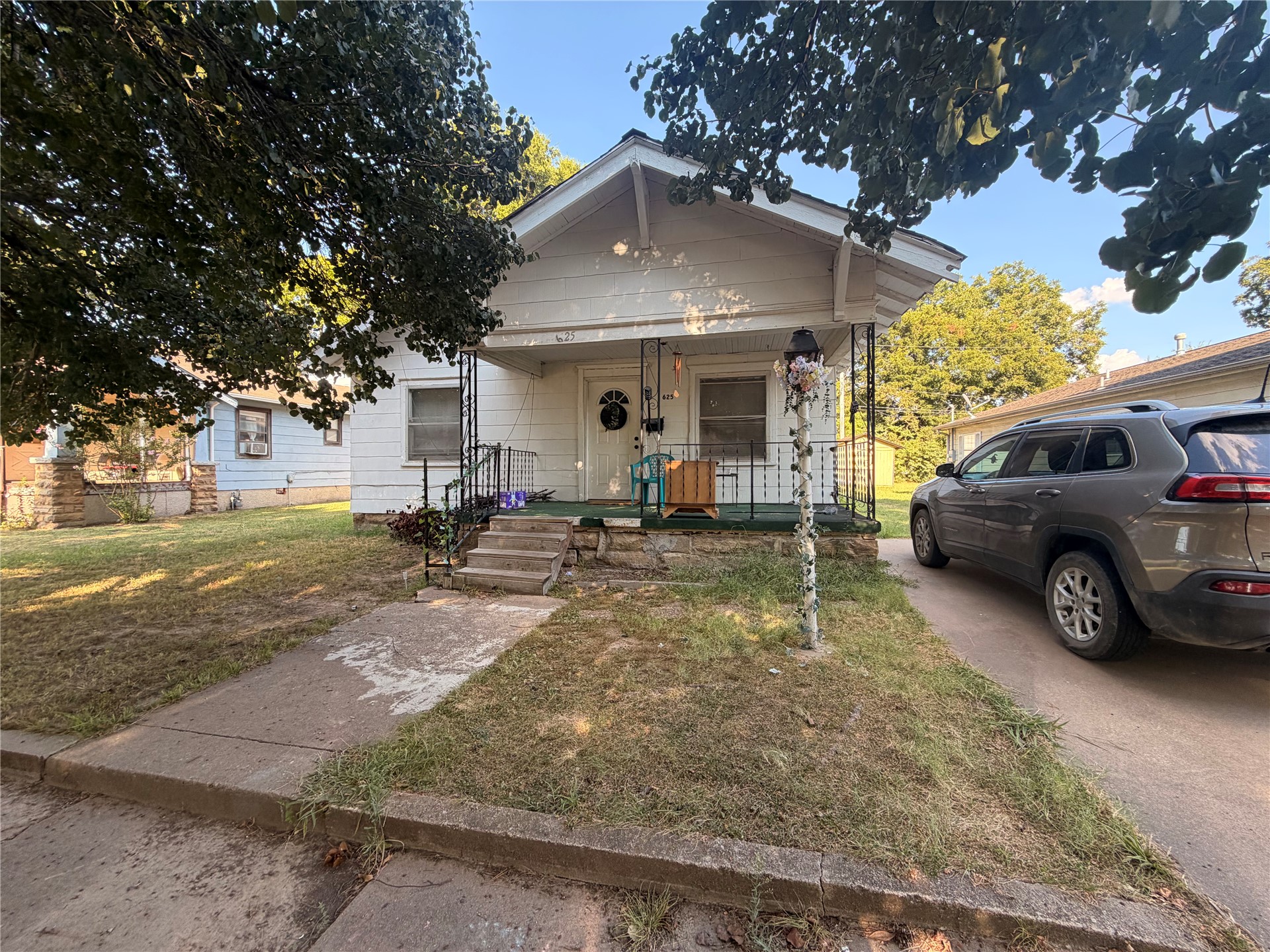 625 N Griffin Avenue Property Photo 1