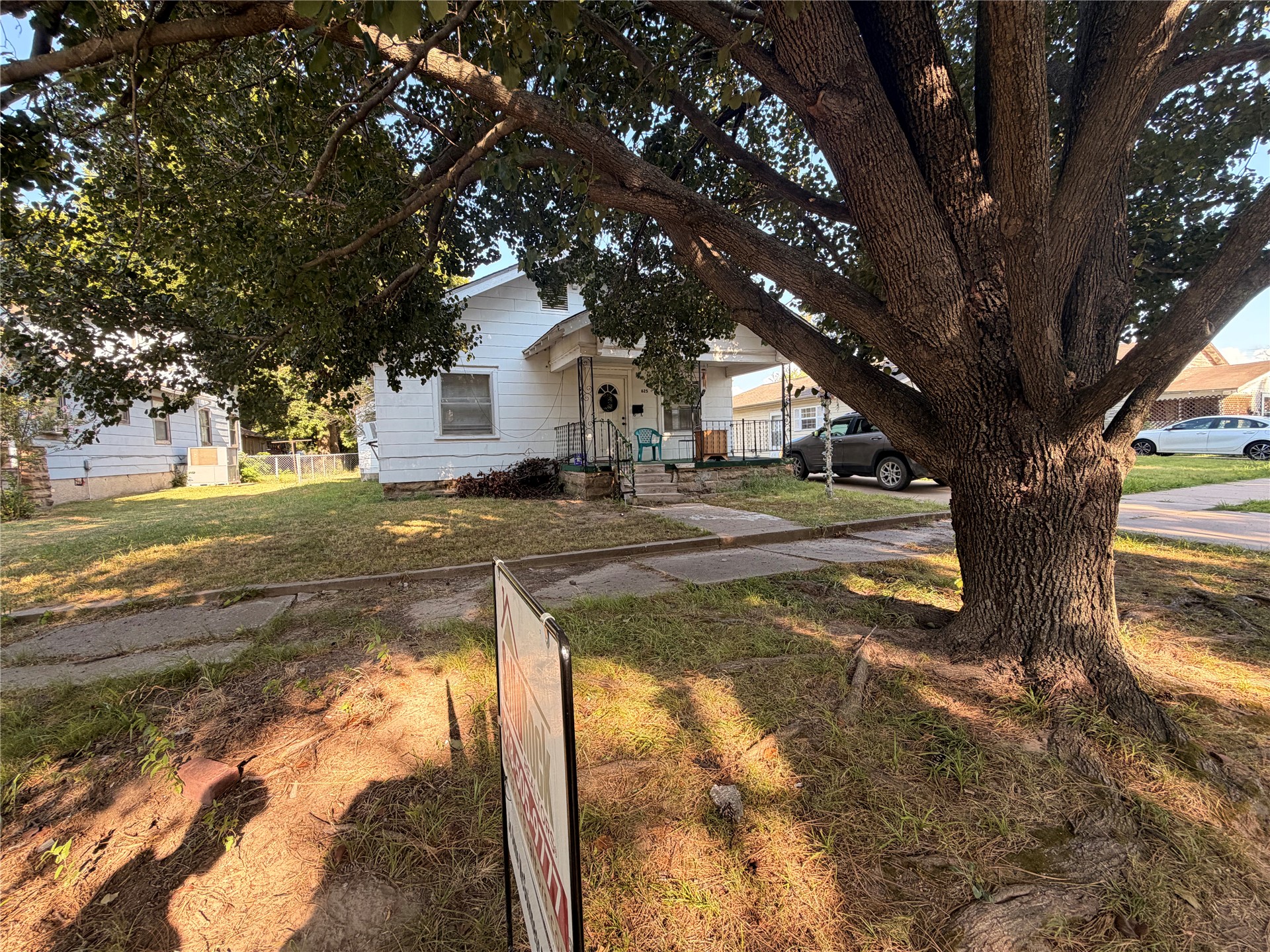 625 N Griffin Avenue Property Photo 2