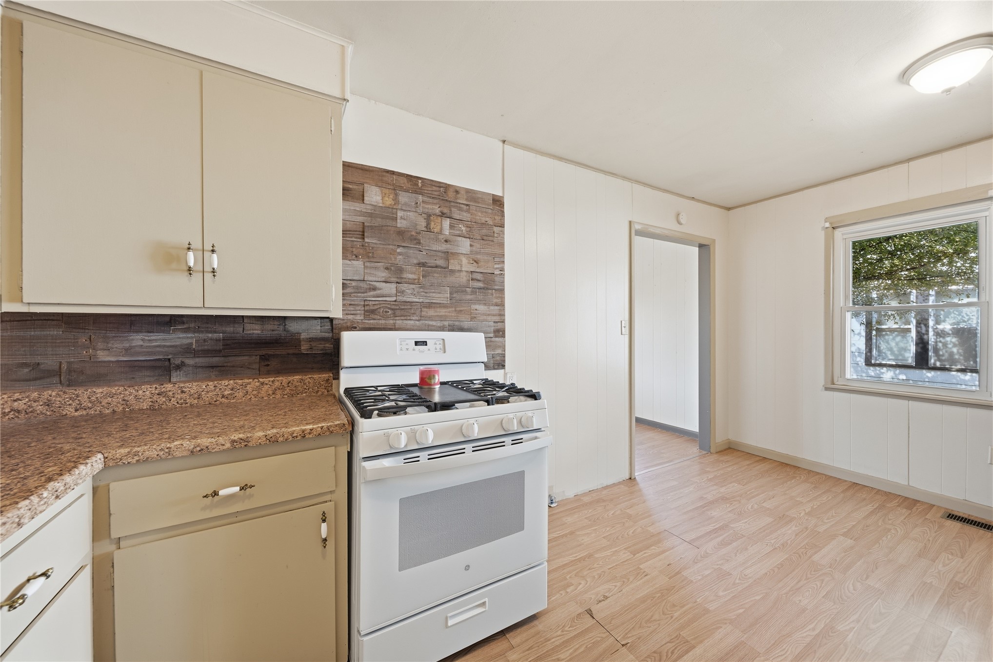 217 W 2nd Avenue Property Photo 13