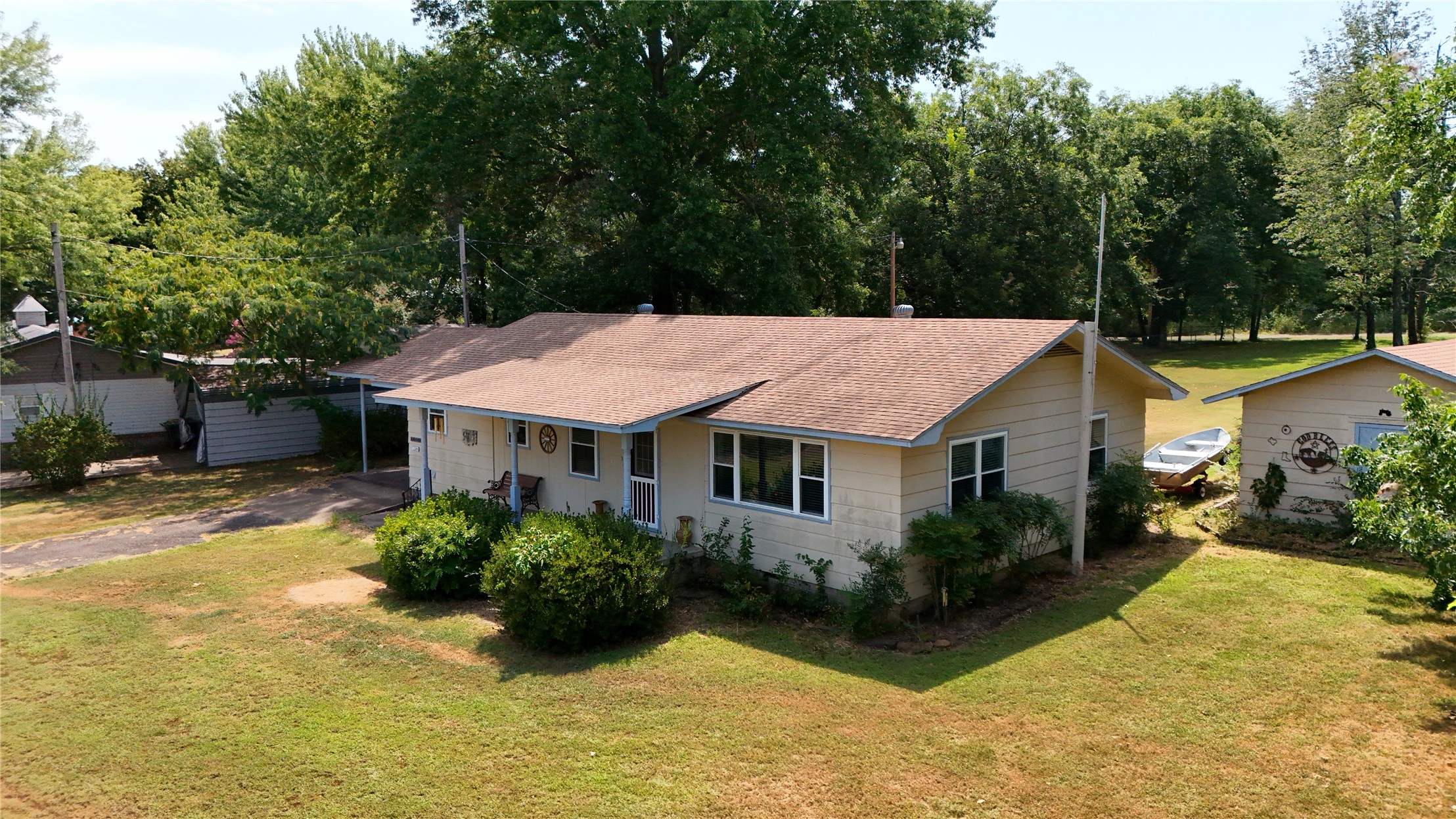 414410 E 1074 Road Property Photo 2