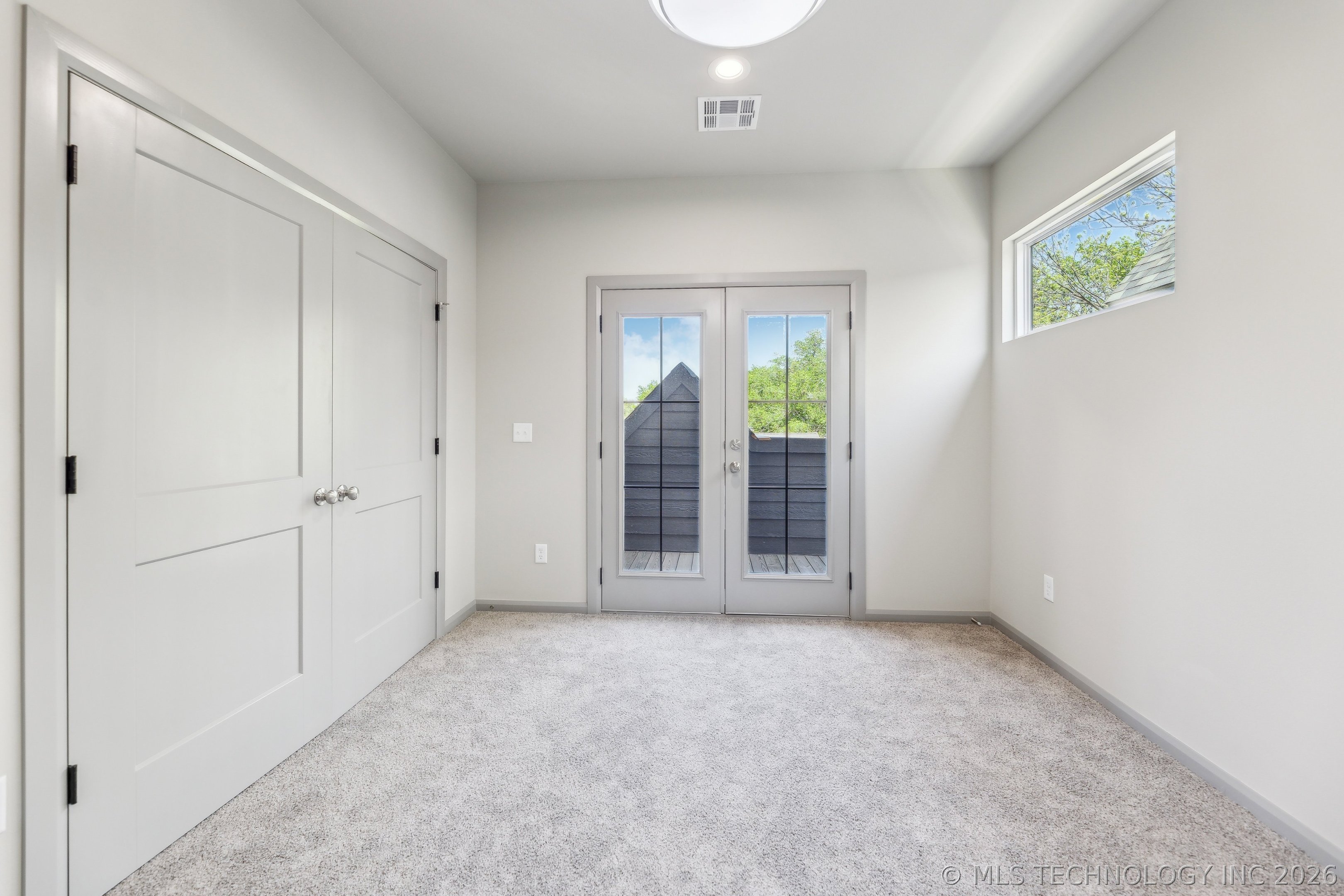 421 W Ft Worth Street Property Photo 29