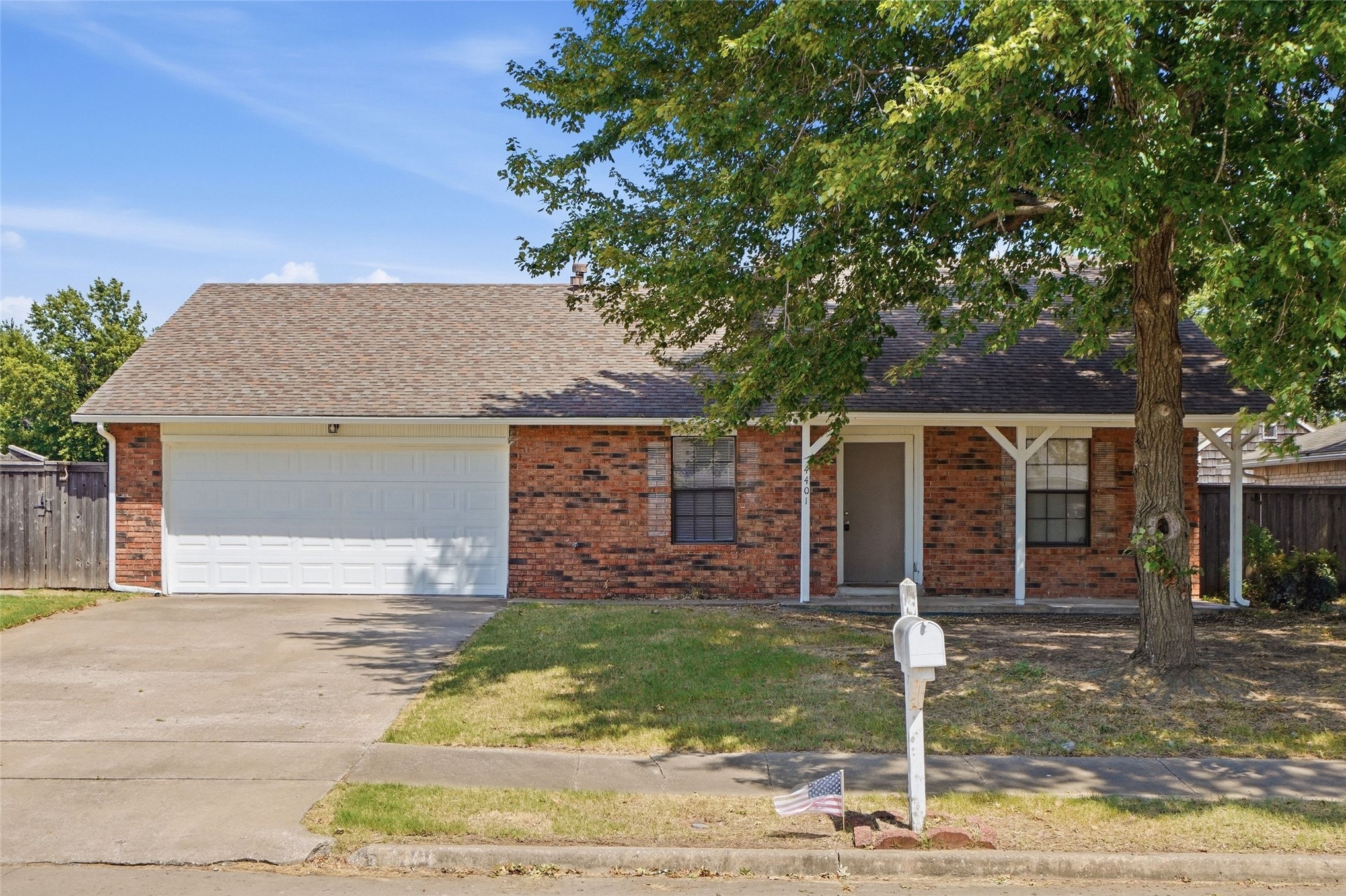 4401 S Maple Avenue Property Photo 1