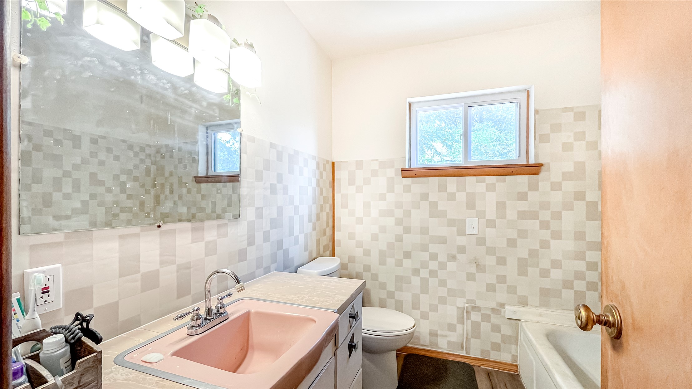 1114 W 1st Property Photo 16