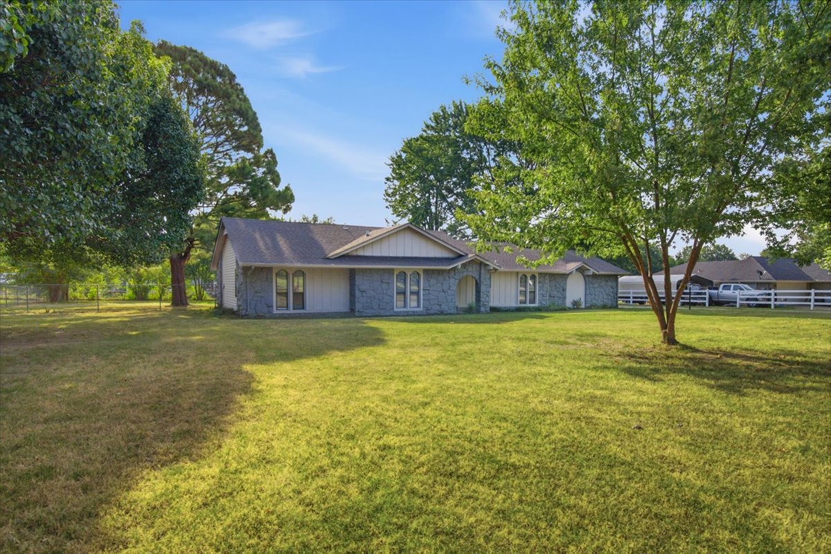 9319 S Highland Drive Property Photo 3