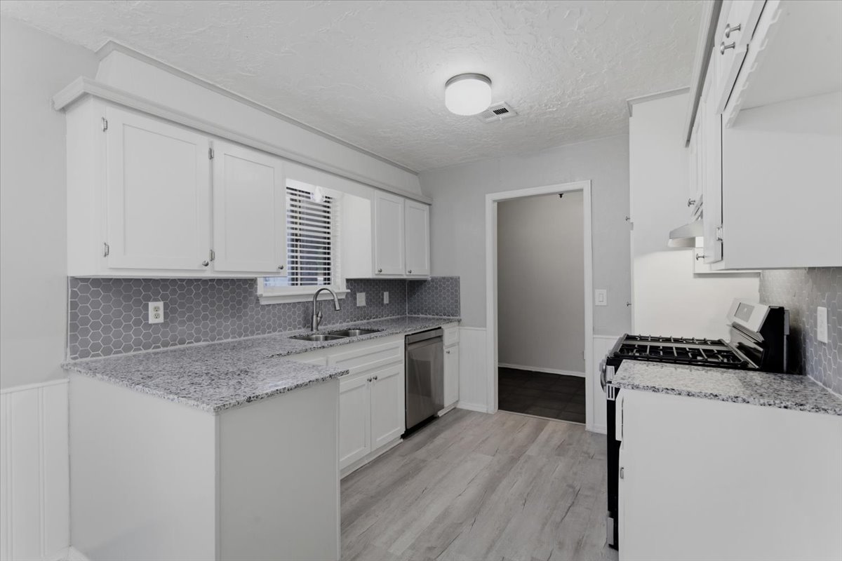 9319 S Highland Drive Property Photo 8