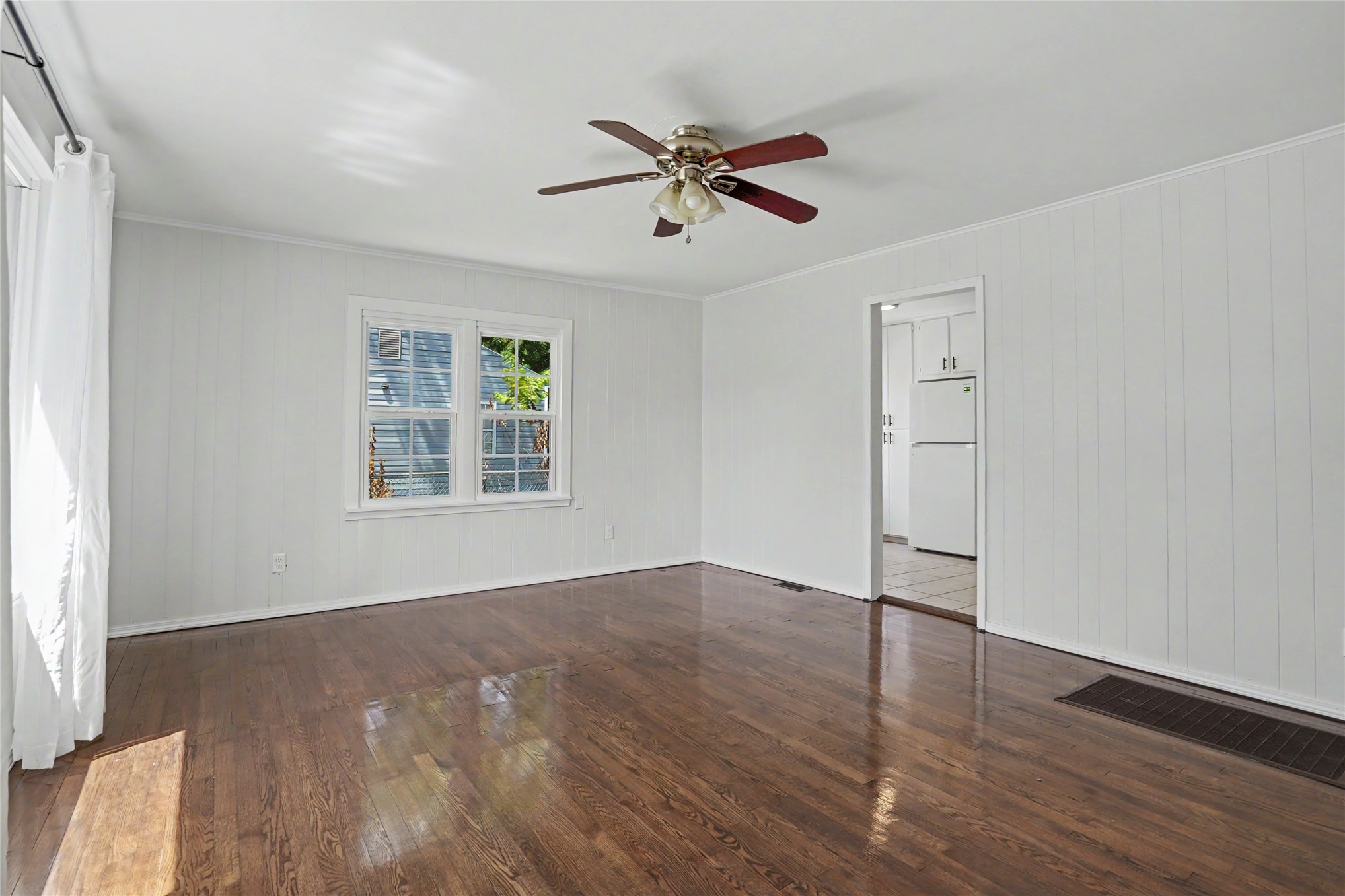 4951 W 1st Street Property Photo 3