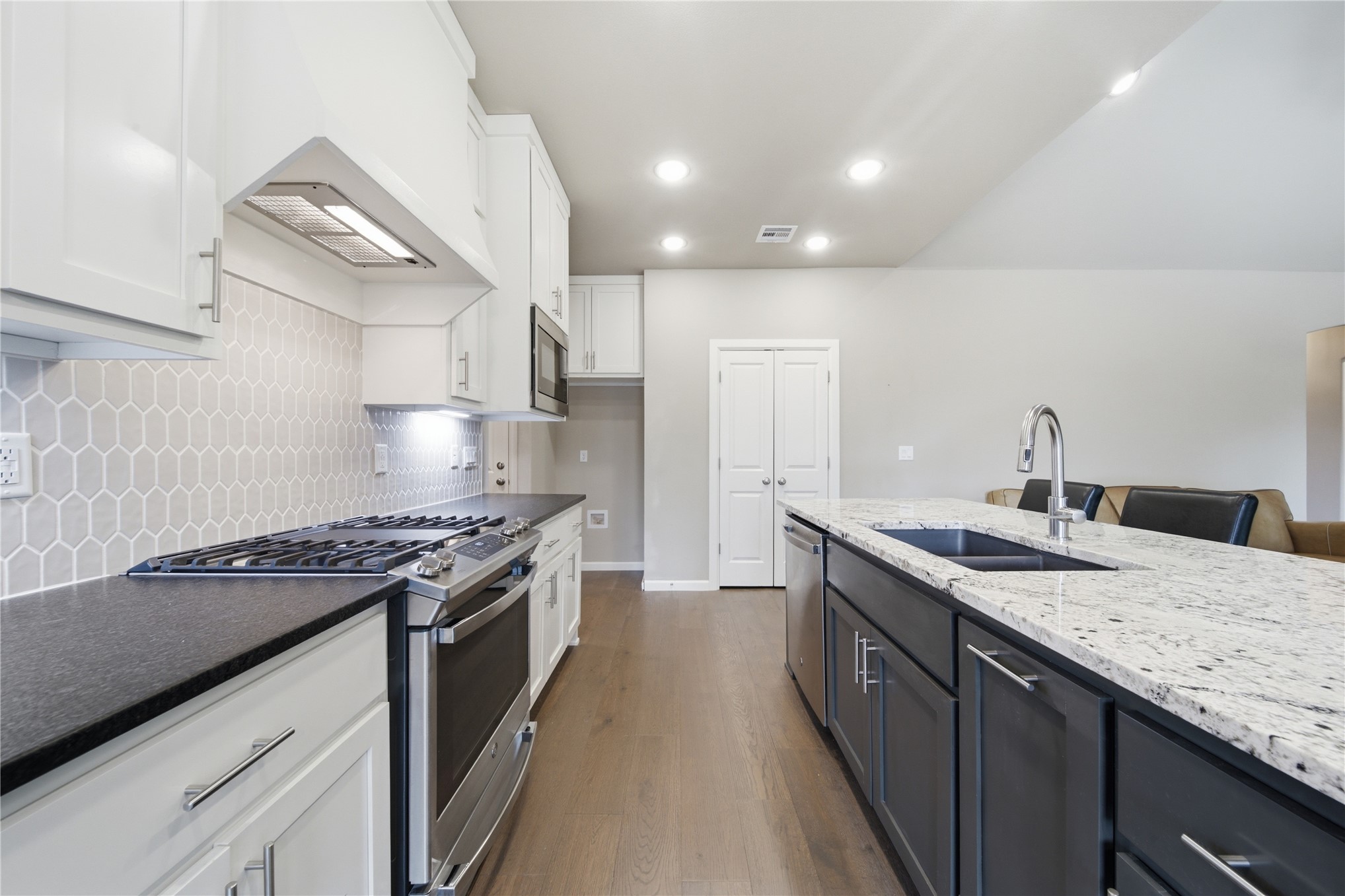 4525 S Ivy Avenue Property Photo 4