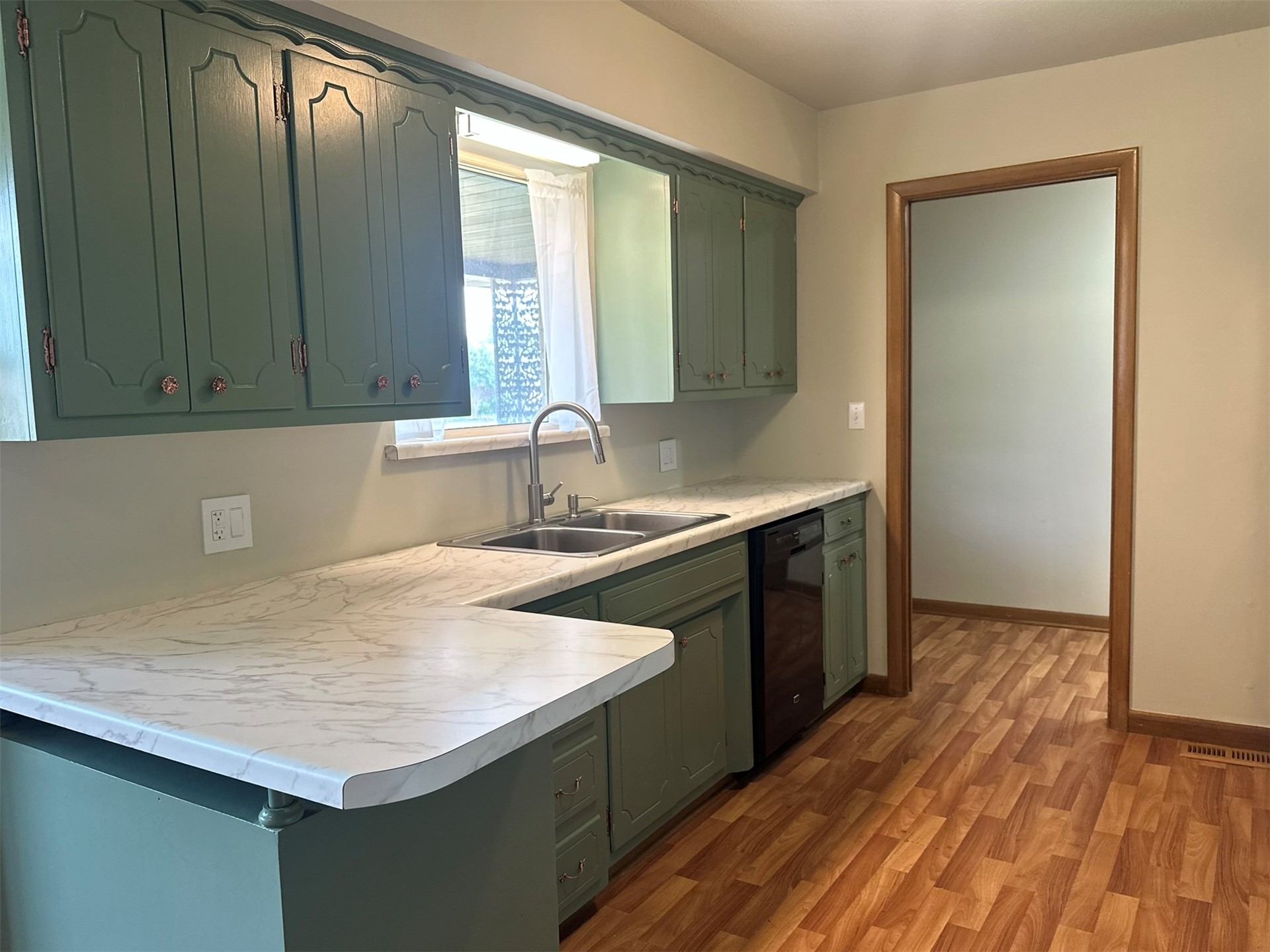 1908 Lakeview Drive Property Photo 3