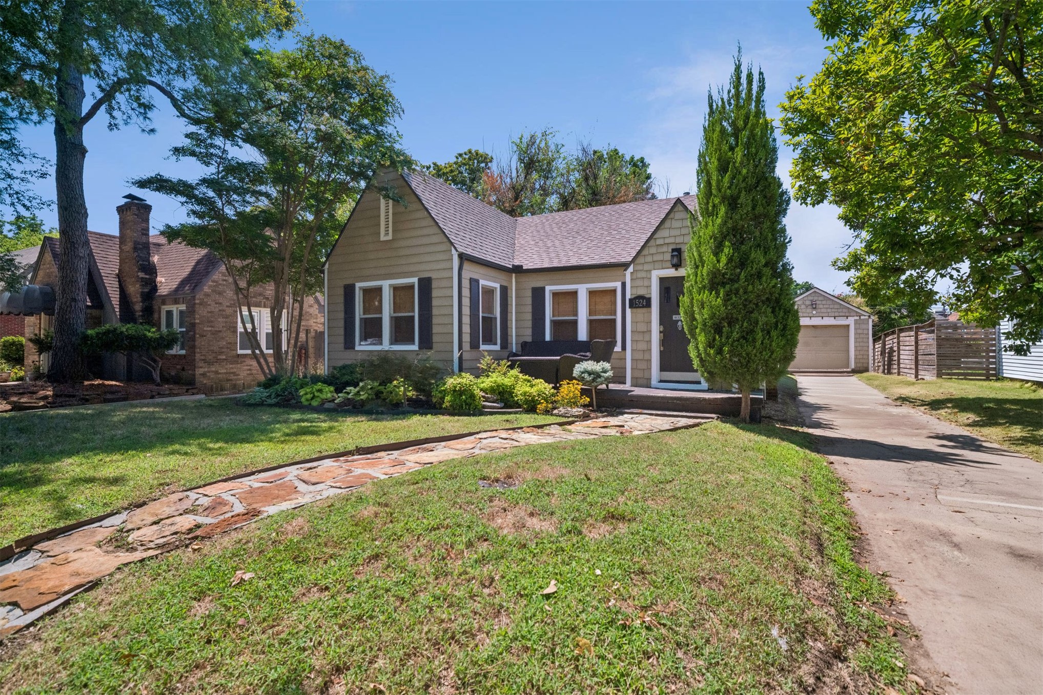 1524 S Atlanta Avenue Property Photo 2