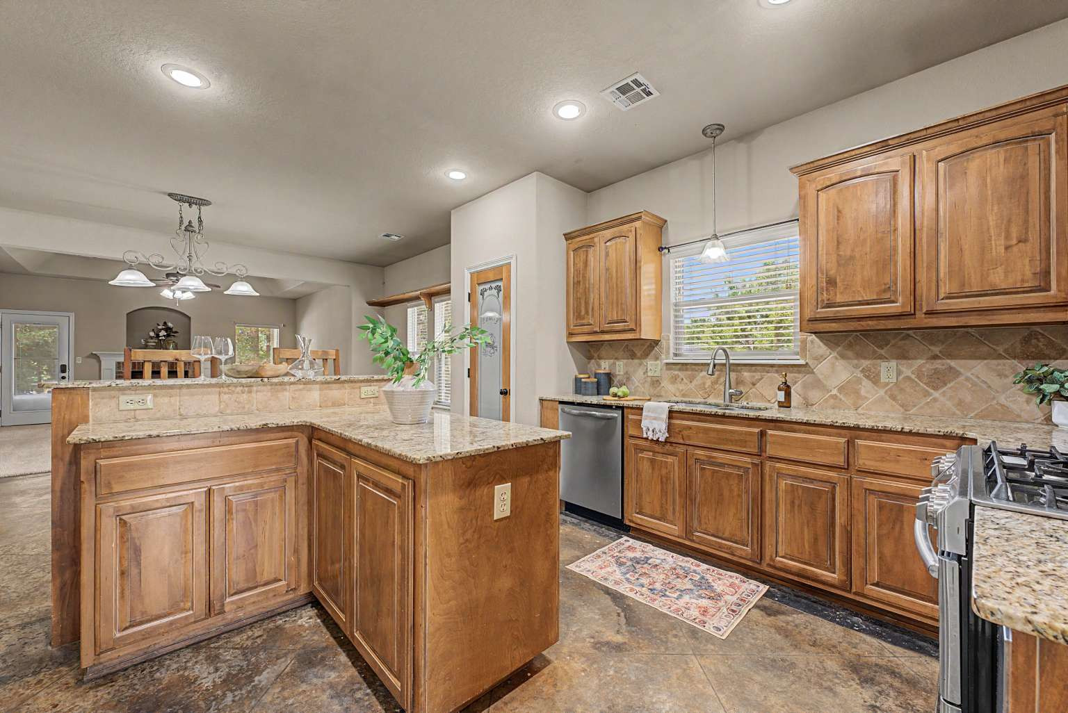 701 W 39th Street Property Photo 4