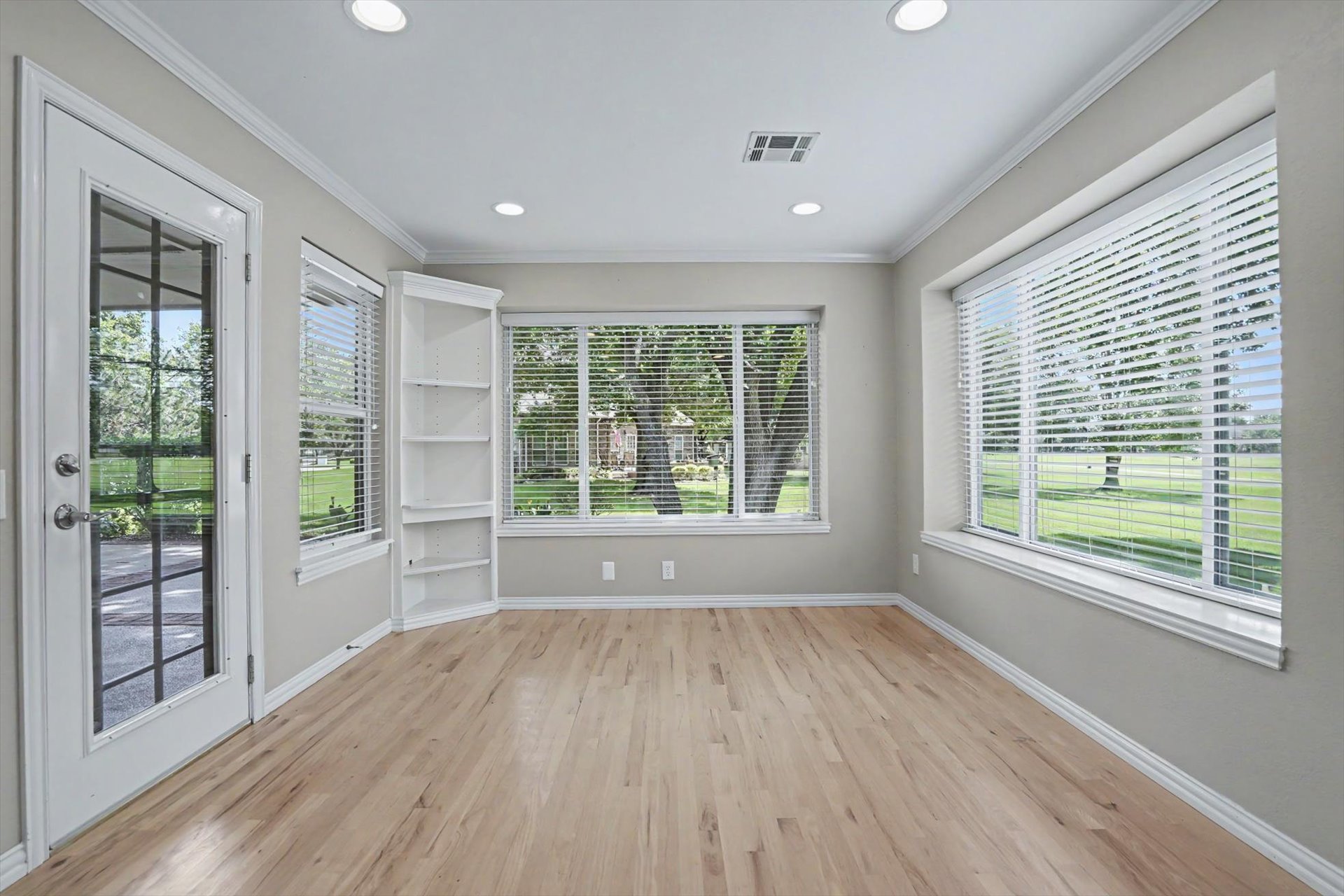 412 N Forest Ridge Boulevard Property Photo 14