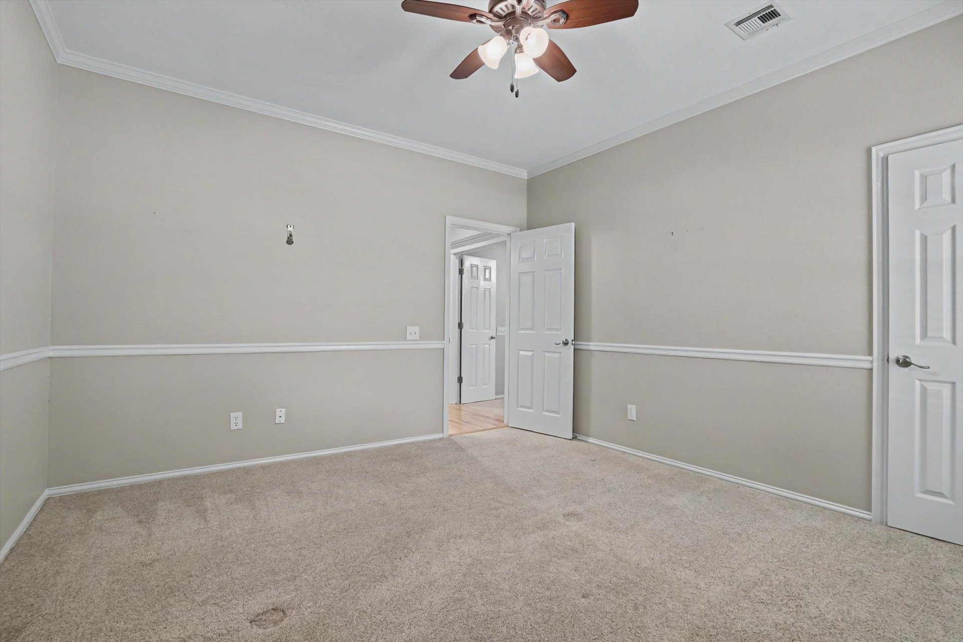 412 N Forest Ridge Boulevard Property Photo 28