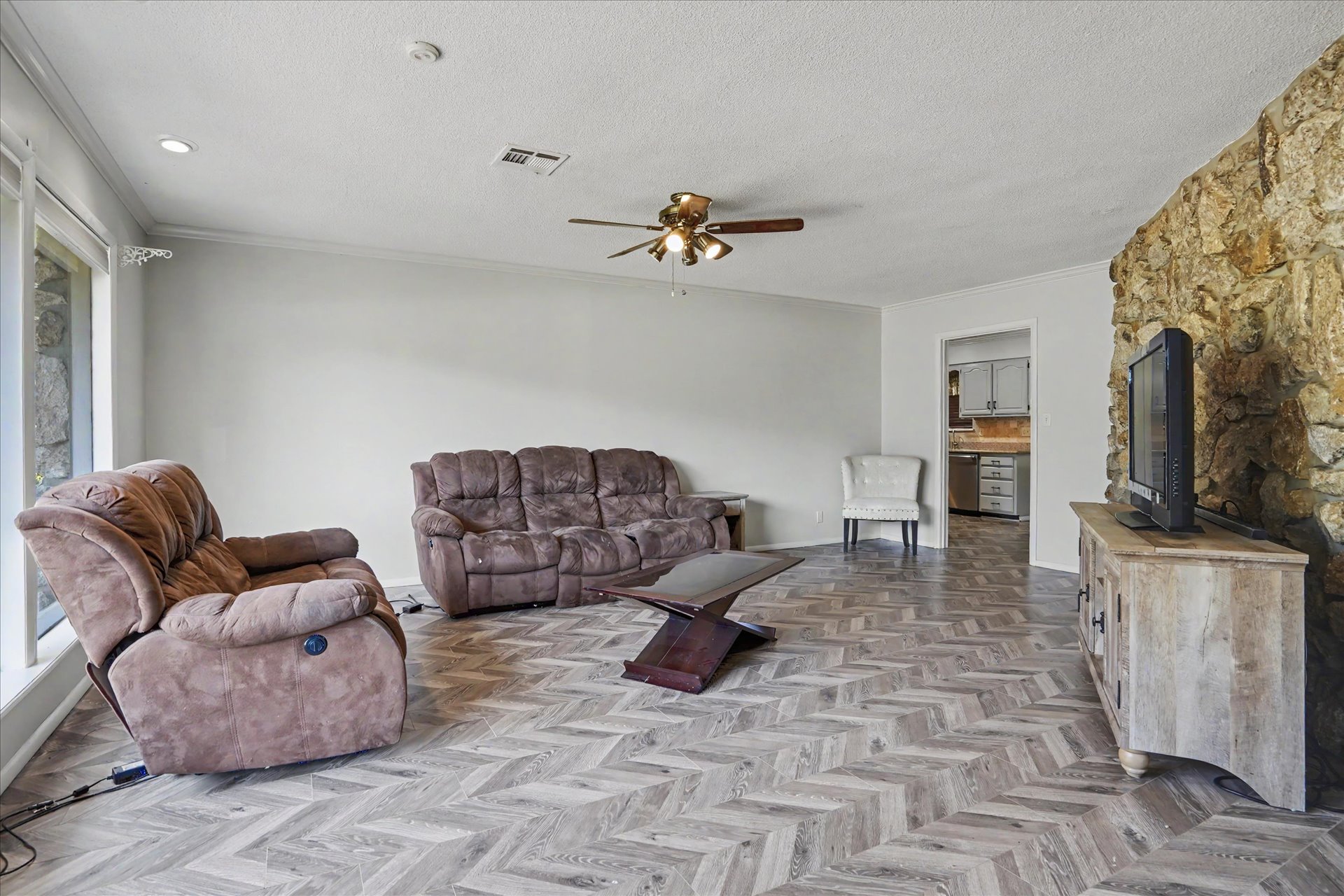 5737 E 58th Street Property Photo 4