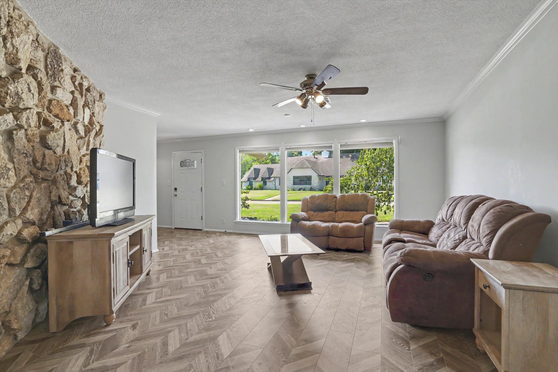 5737 E 58th Street Property Photo 5