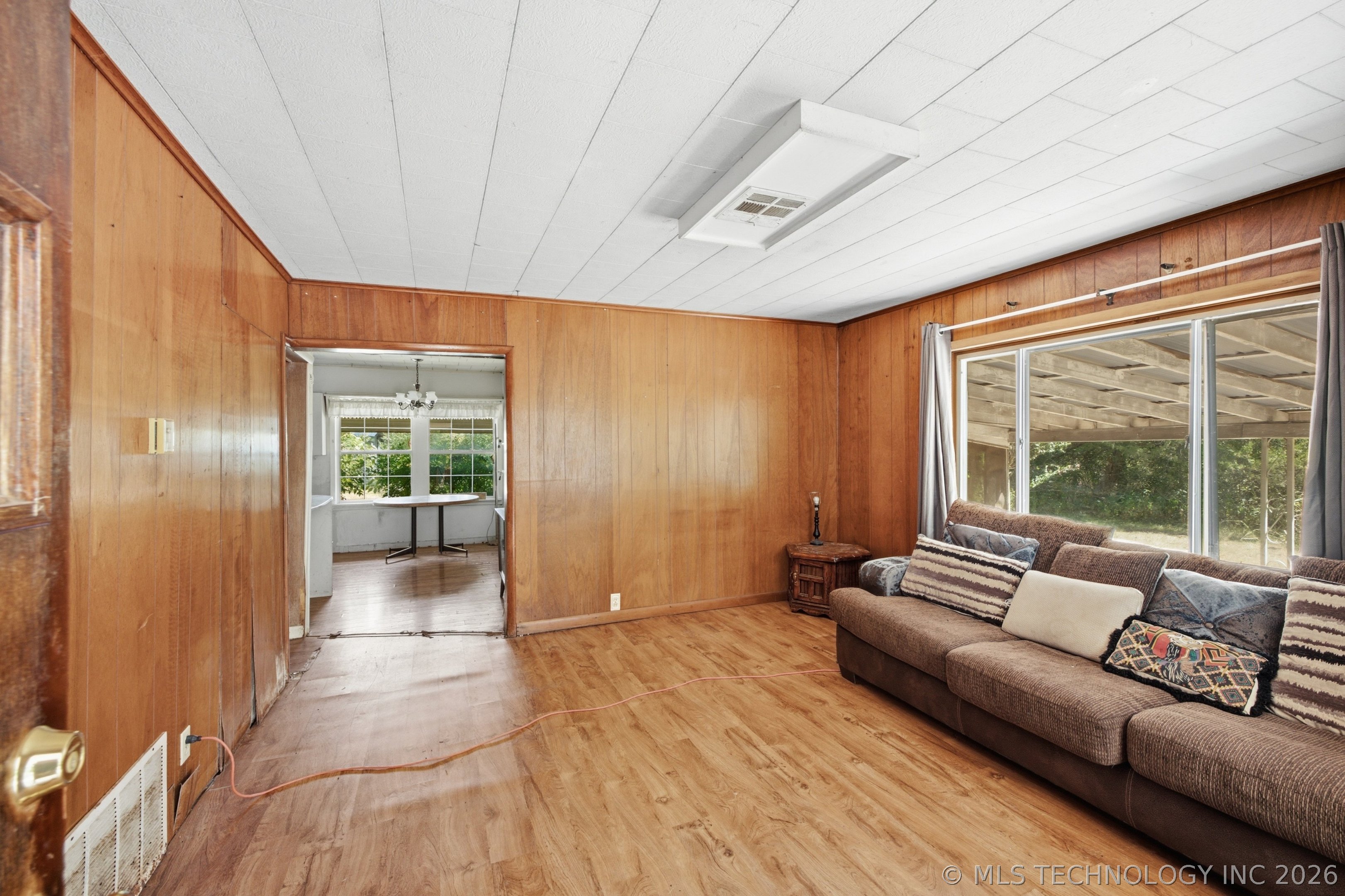 404 E Beach Street Property Photo 5