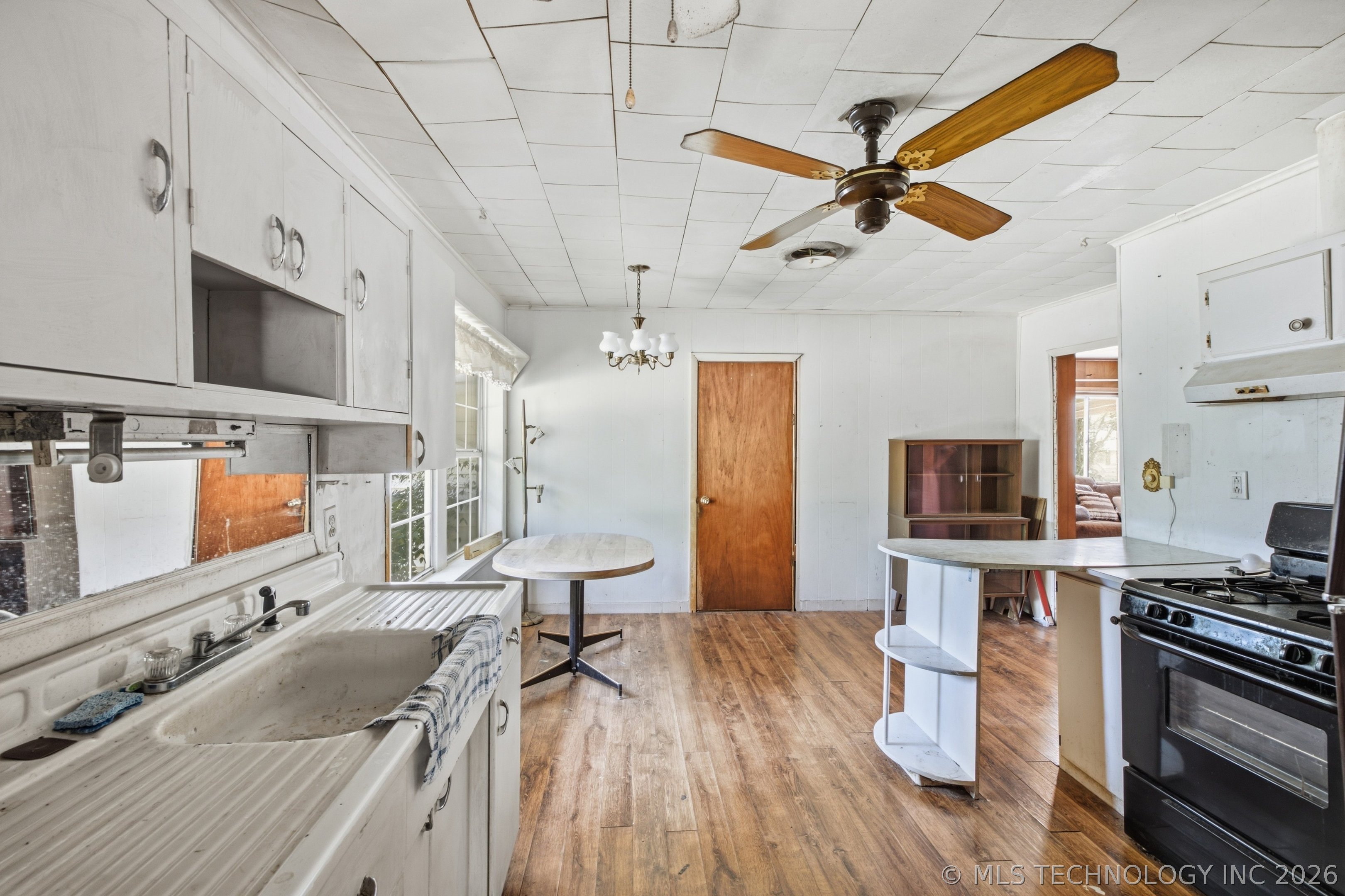 404 E Beach Street Property Photo 8
