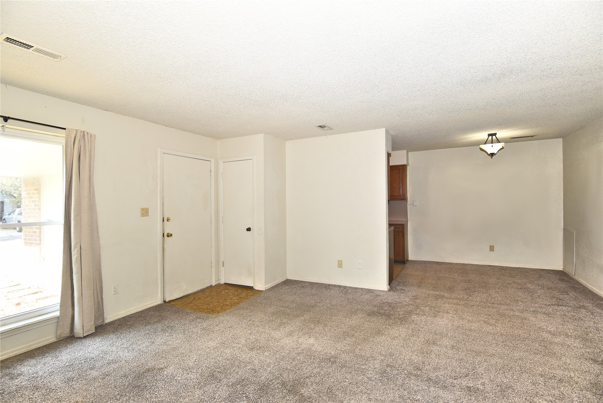 324 W Quantico Street Property Photo 5