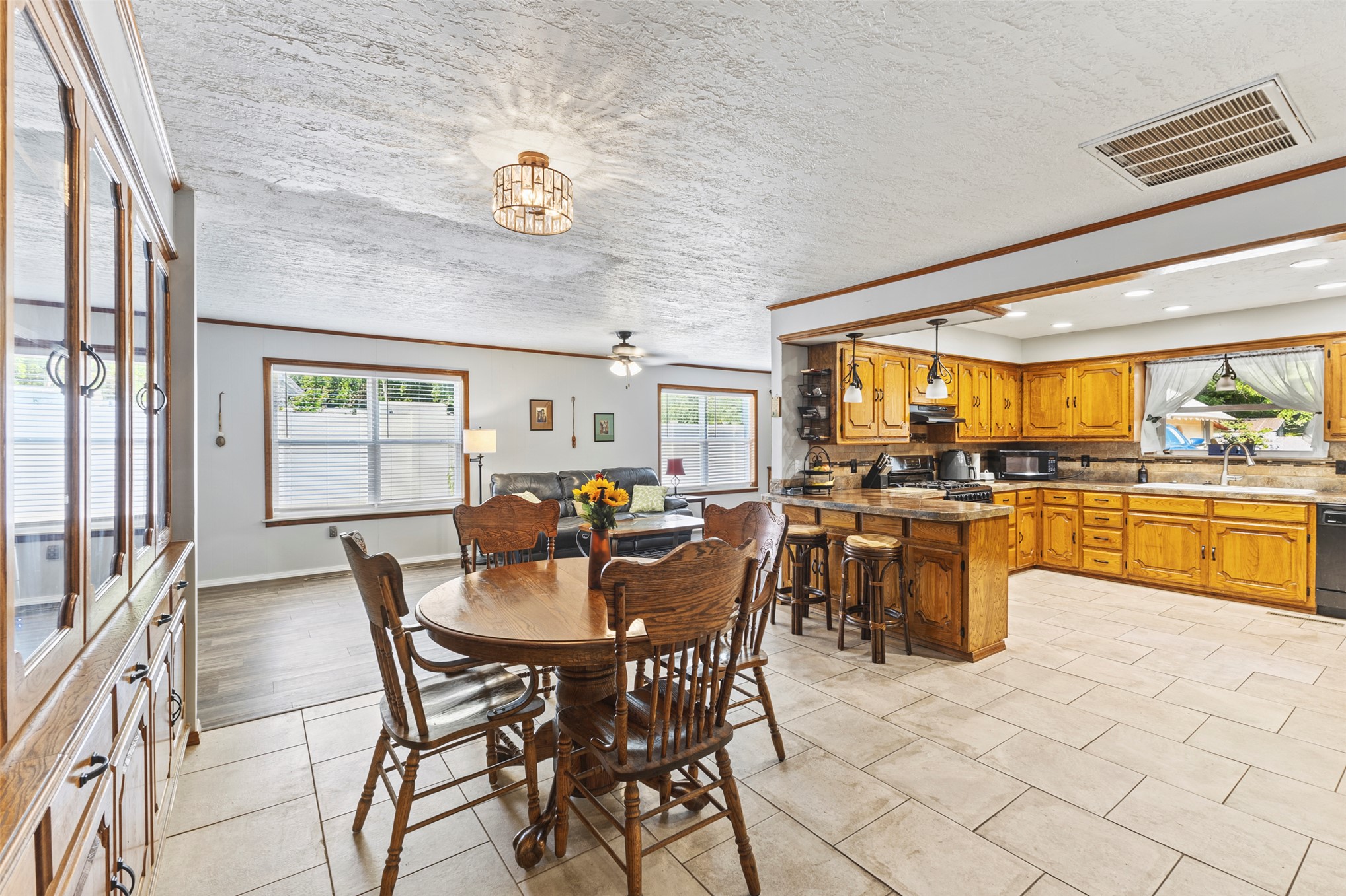 1530 S Broadway Boulevard Property Photo 9
