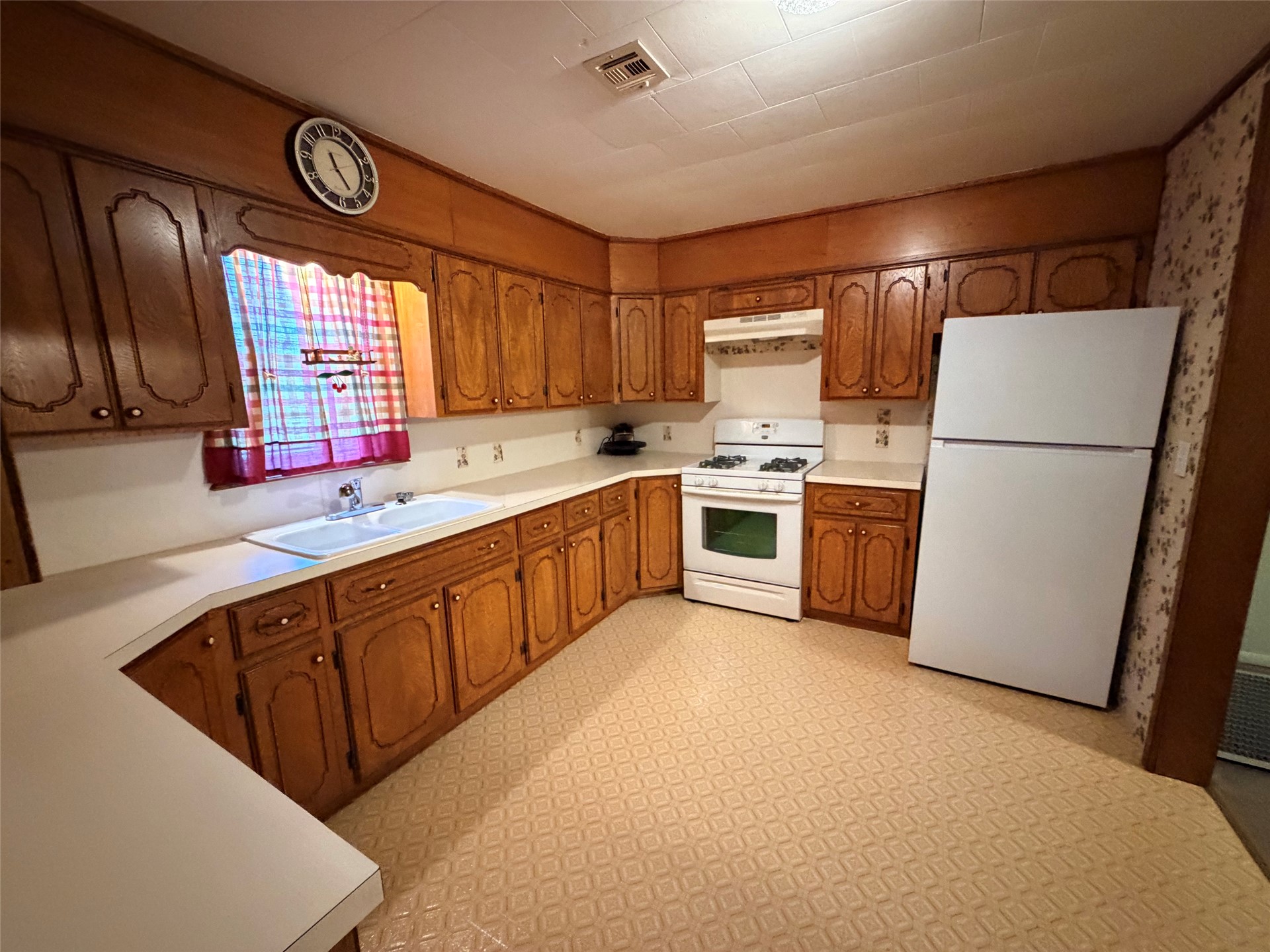 23355 Flax Avenue Property Photo 7