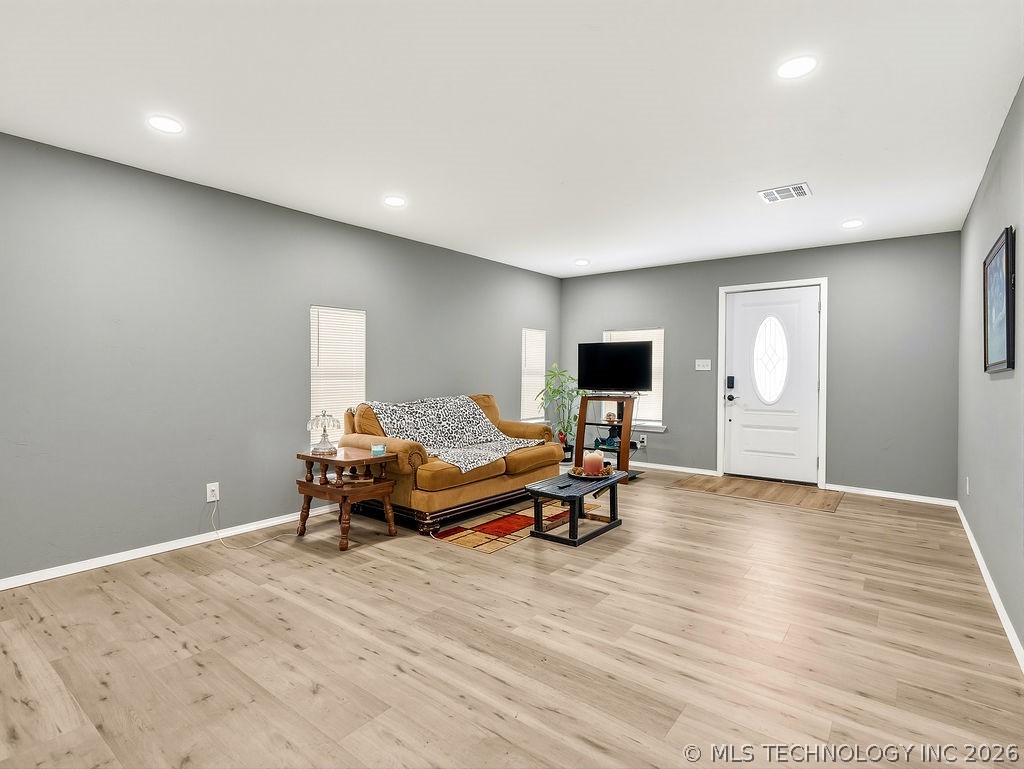 810 W 2nd Property Photo 6