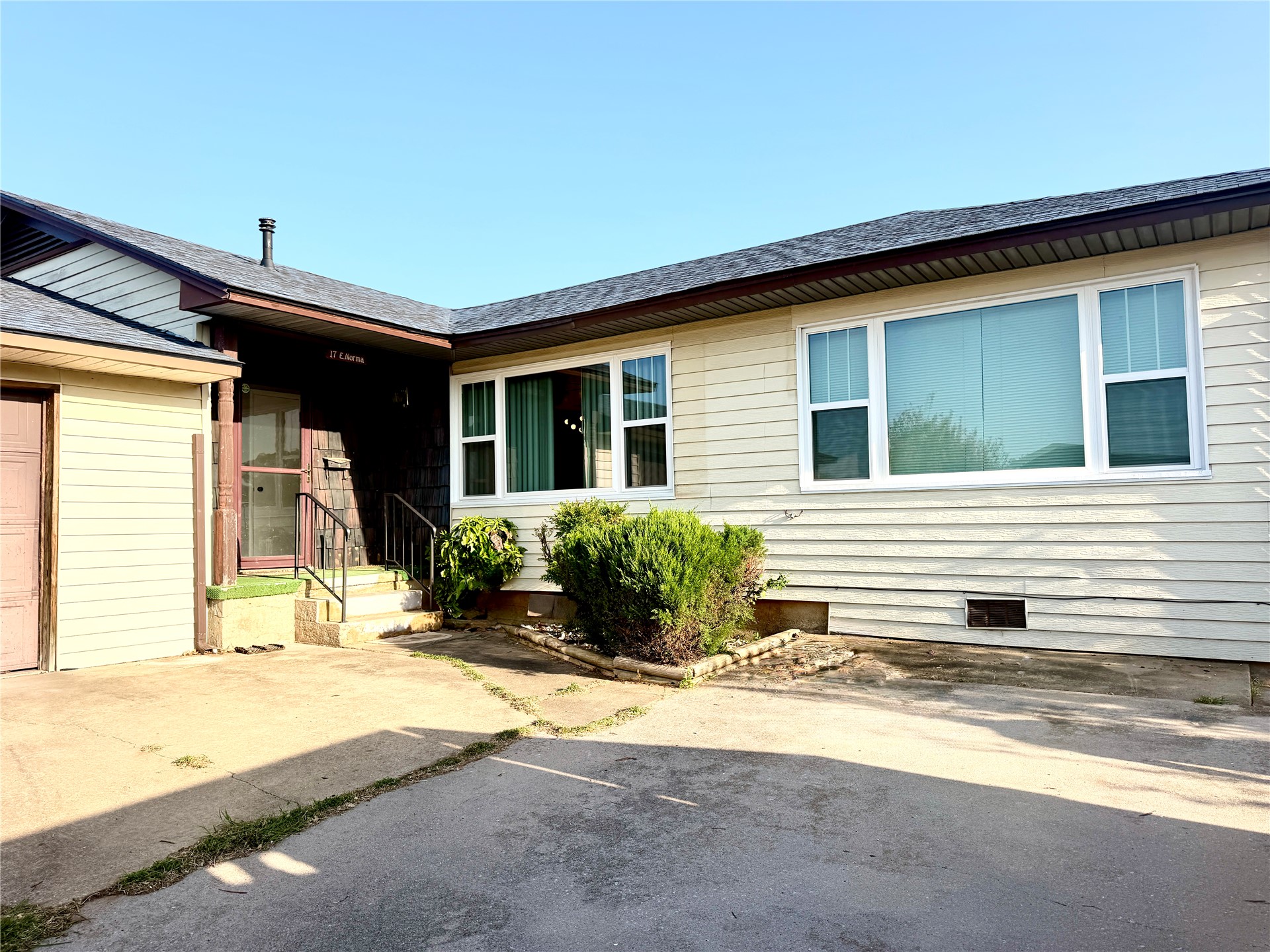 17 E Norma Avenue Property Photo 1