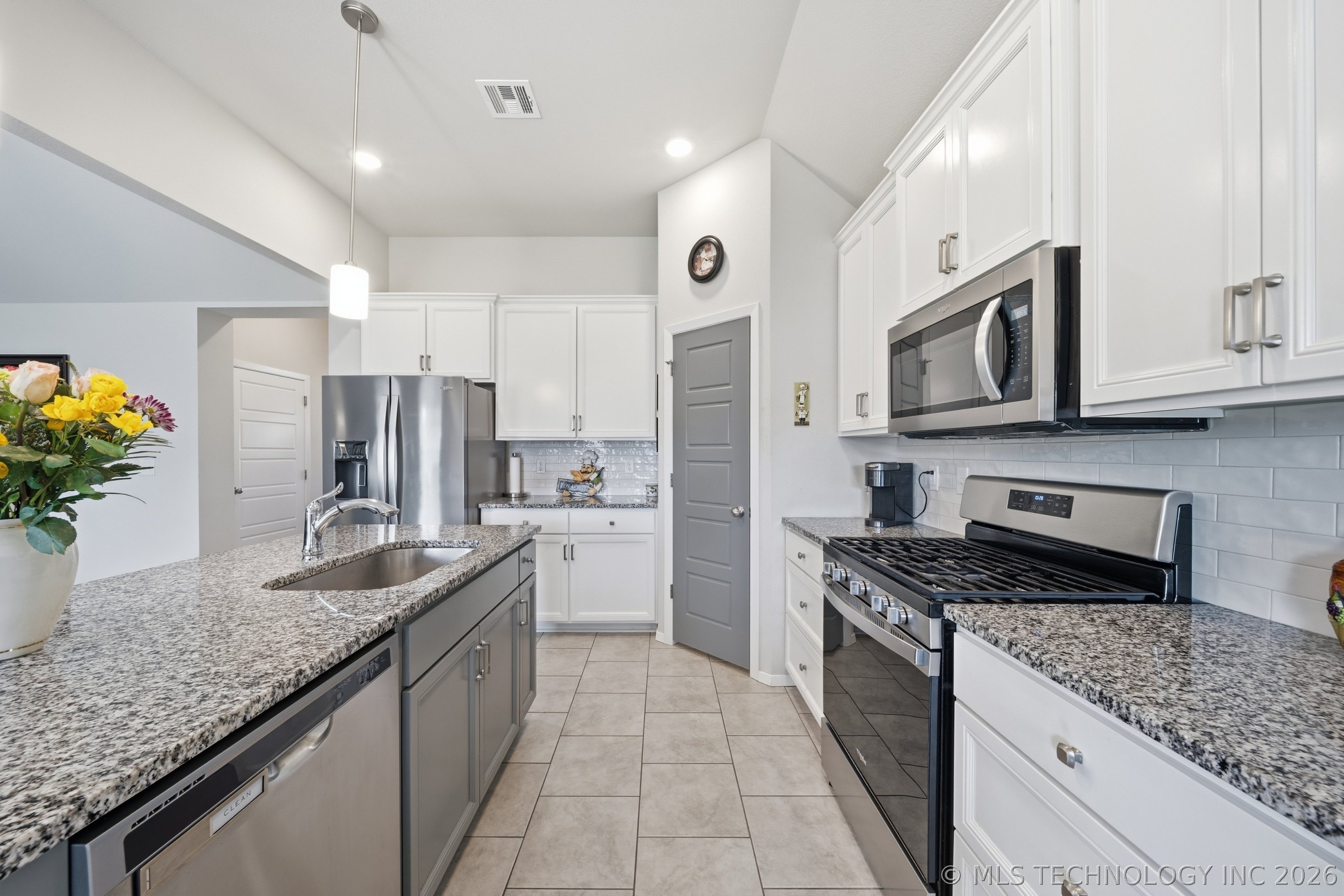 12323 S Oxford Avenue Property Photo 14