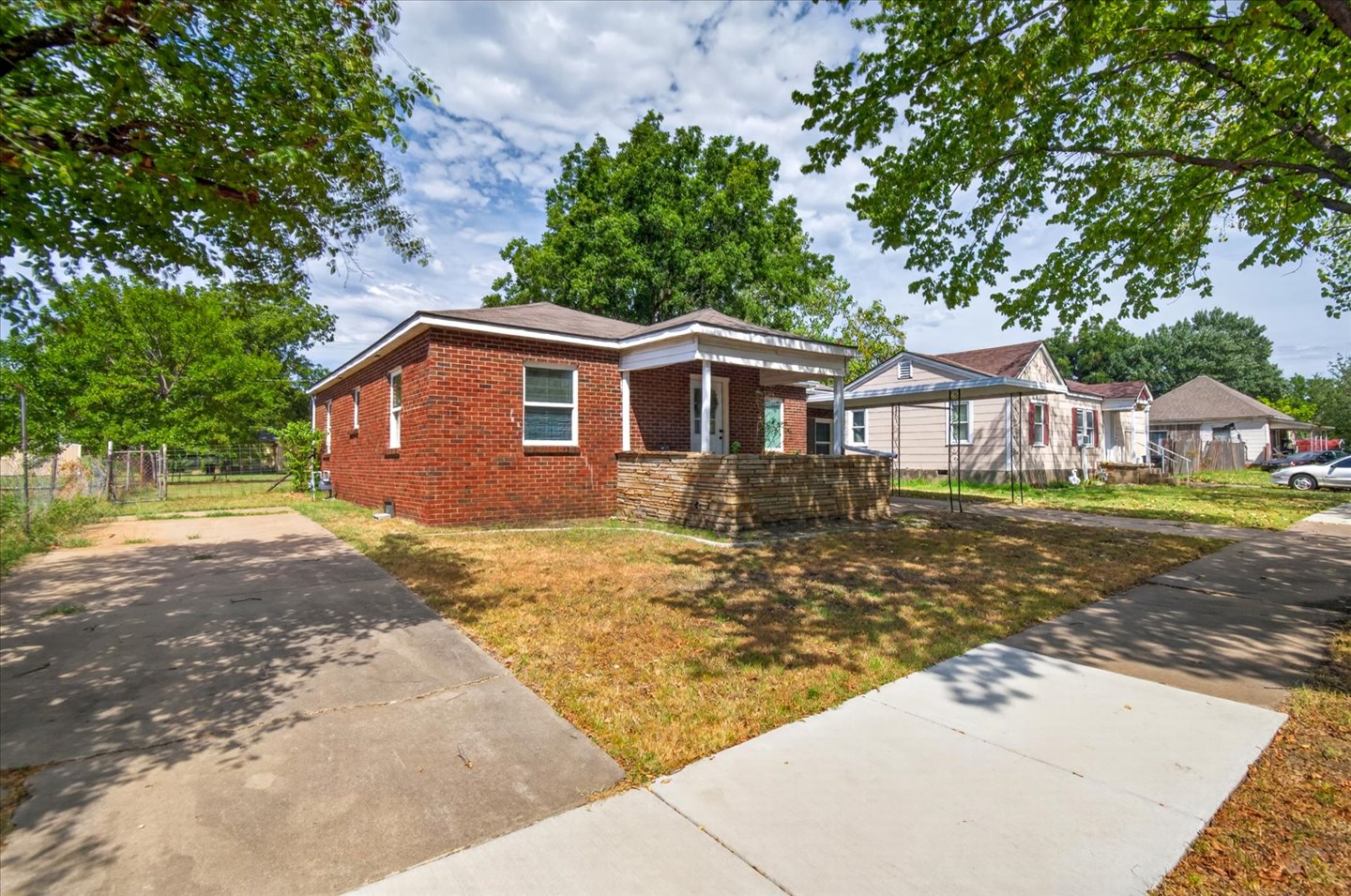 1237 S Maple Avenue Property Photo 3