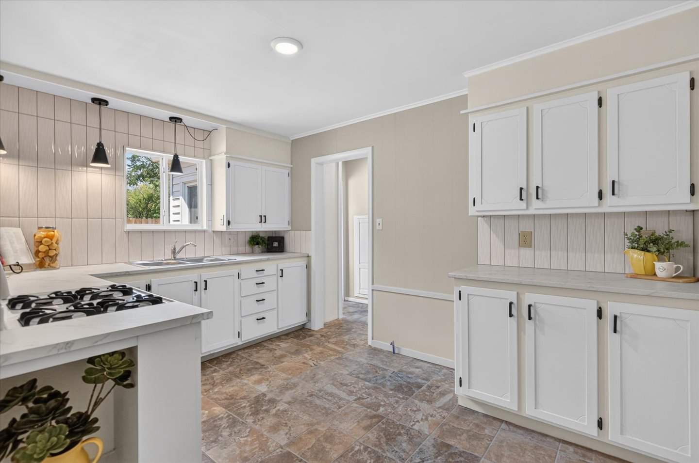 1237 S Maple Avenue Property Photo 11