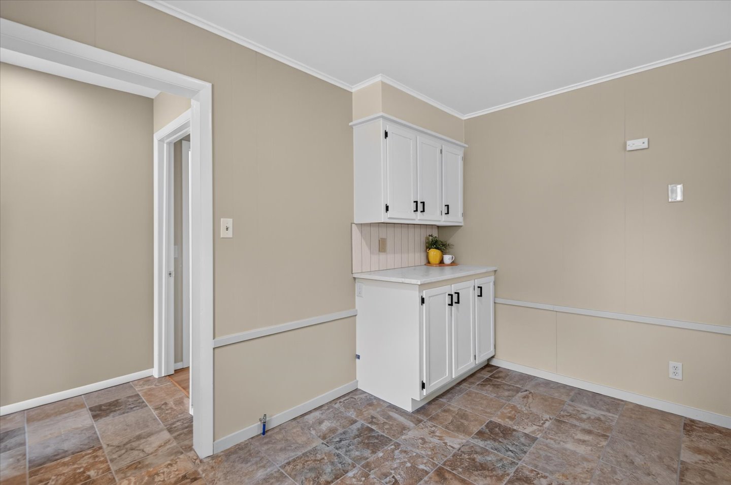 1237 S Maple Avenue Property Photo 14