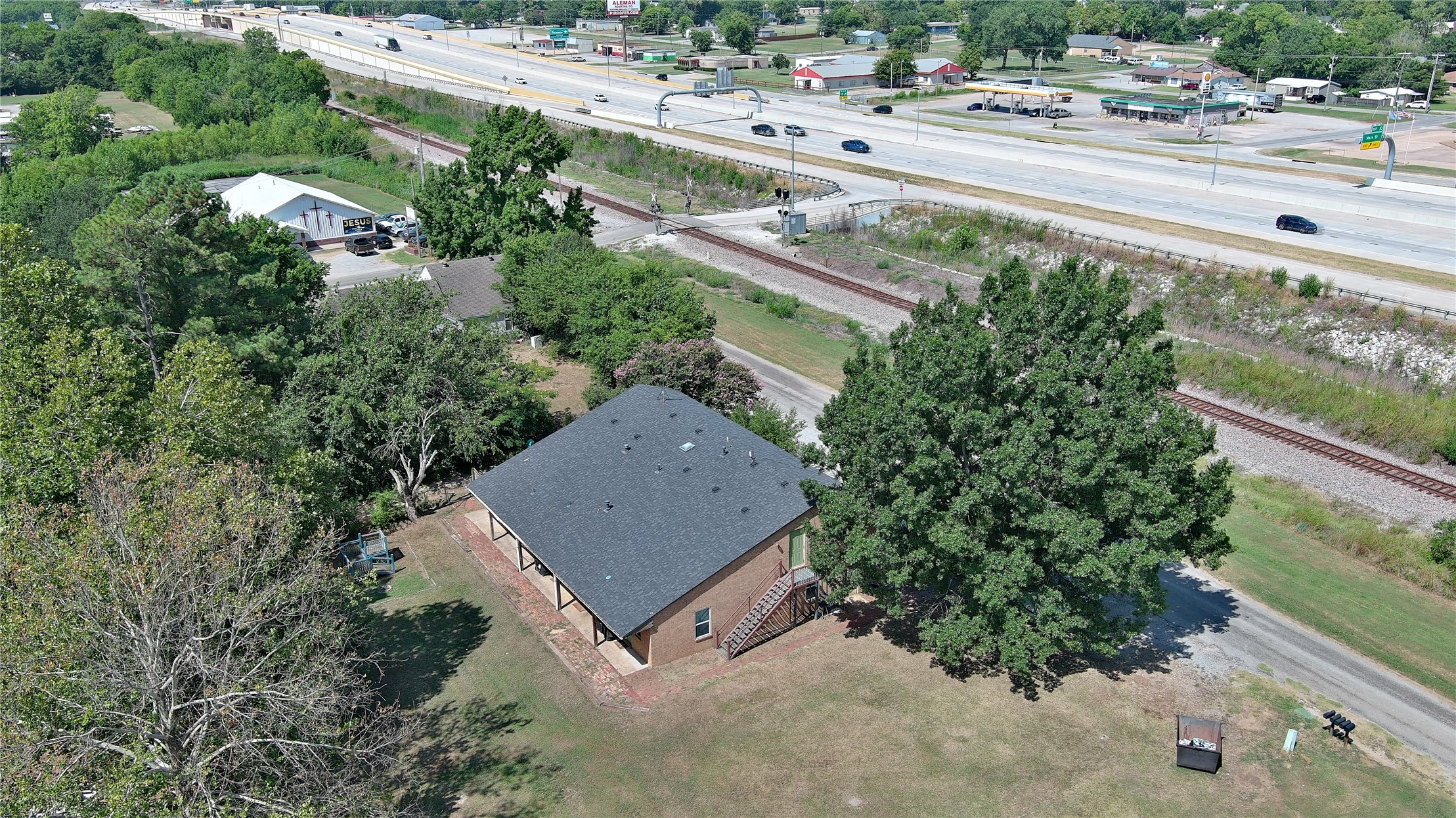 608 Beshears Property Photo 2