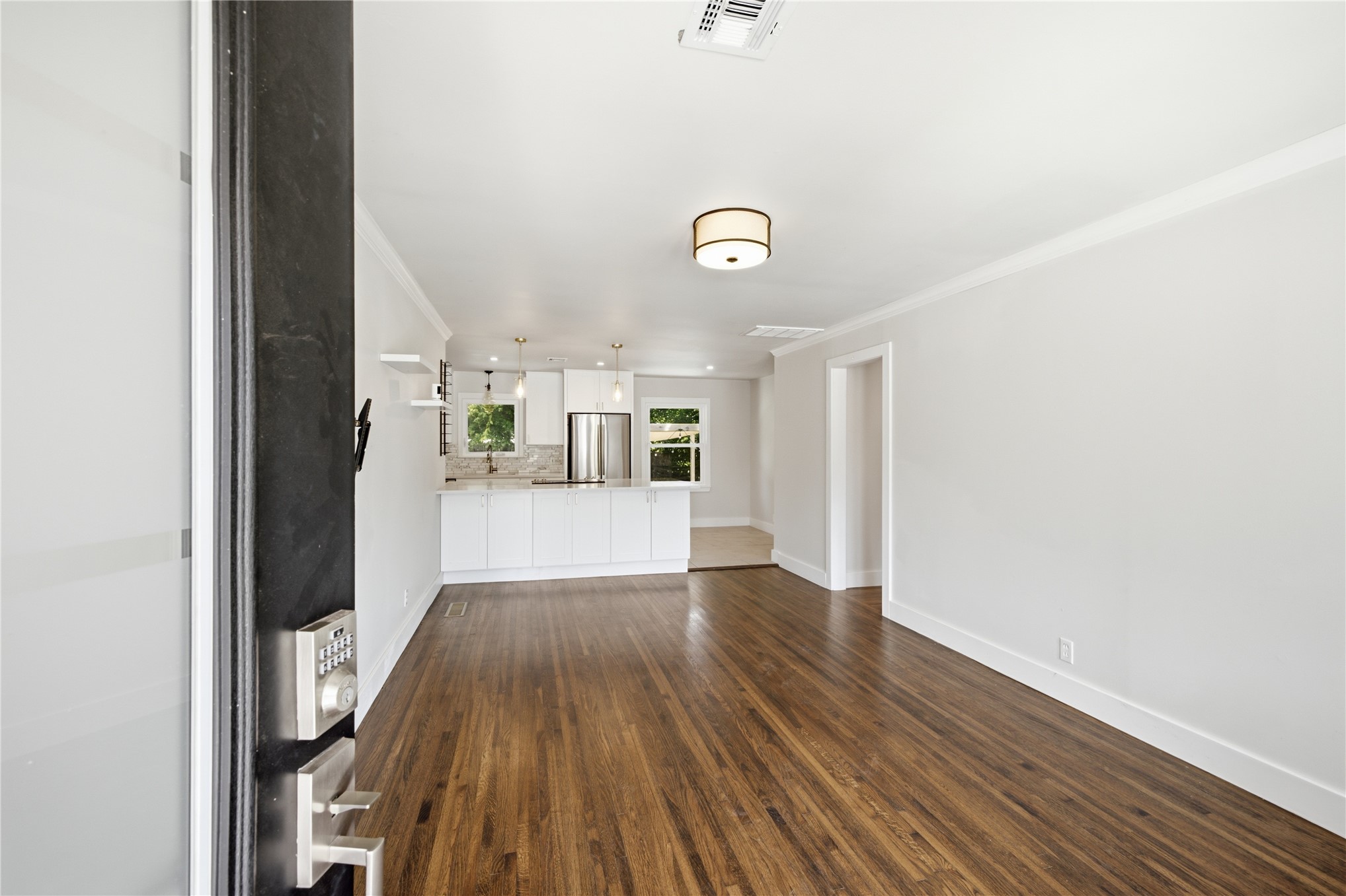2429 S Marion Avenue Property Photo 2