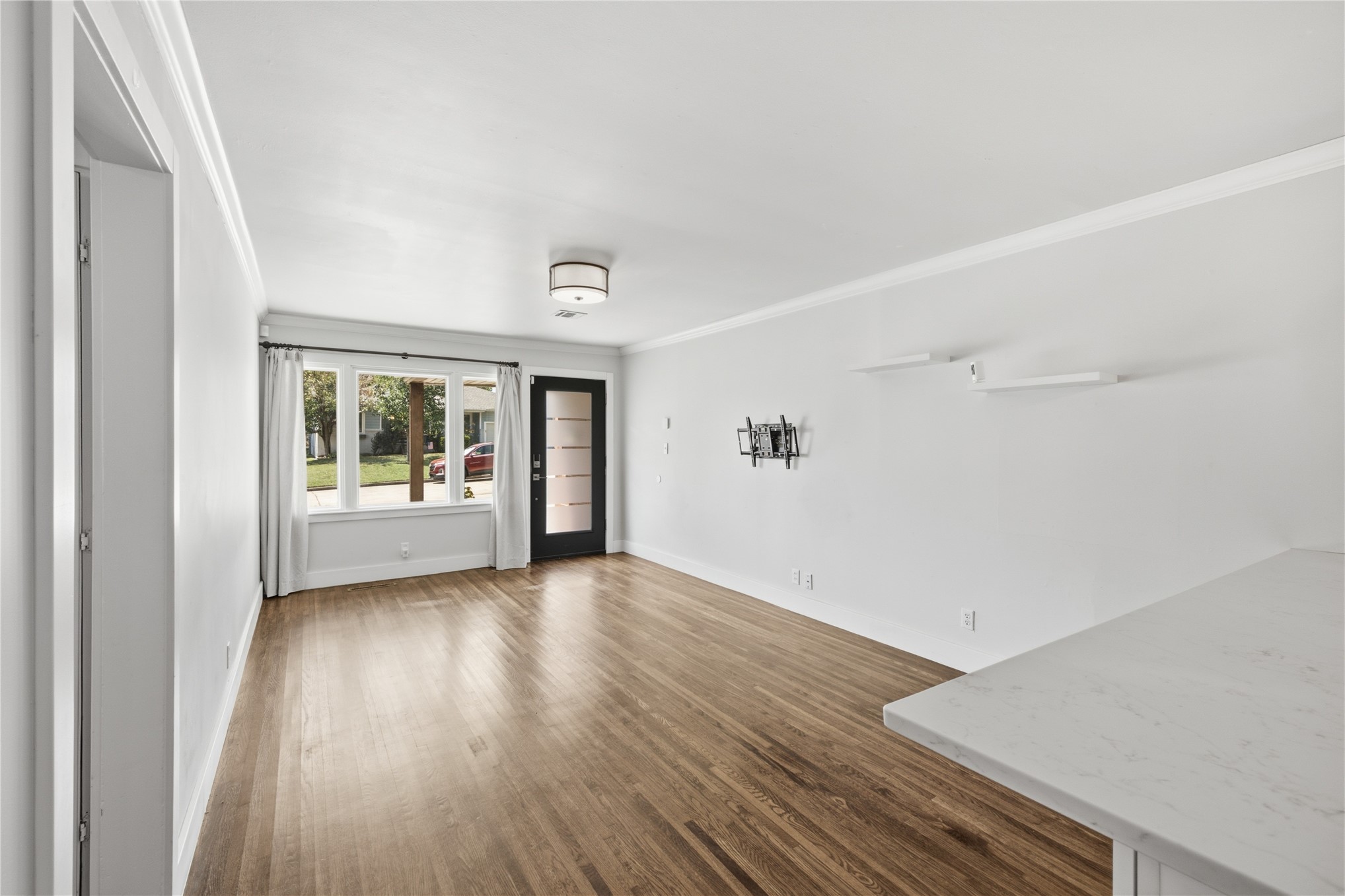2429 S Marion Avenue Property Photo 3