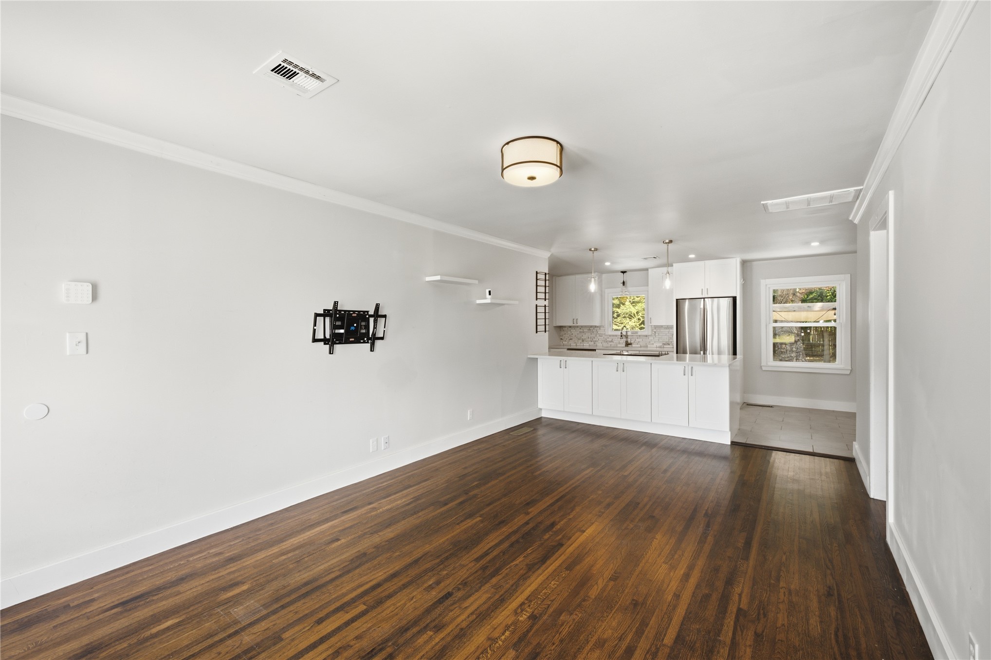 2429 S Marion Avenue Property Photo 4