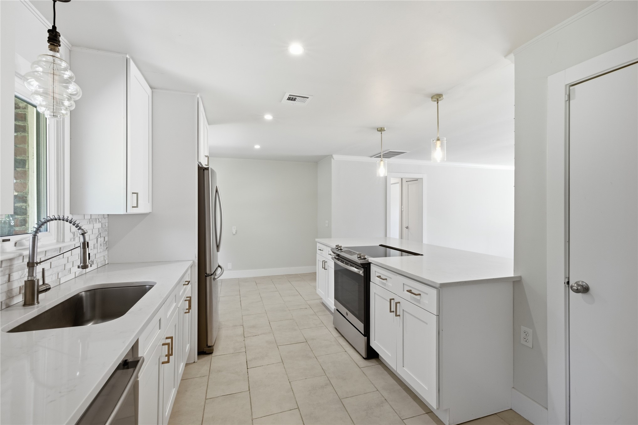 2429 S Marion Avenue Property Photo 6