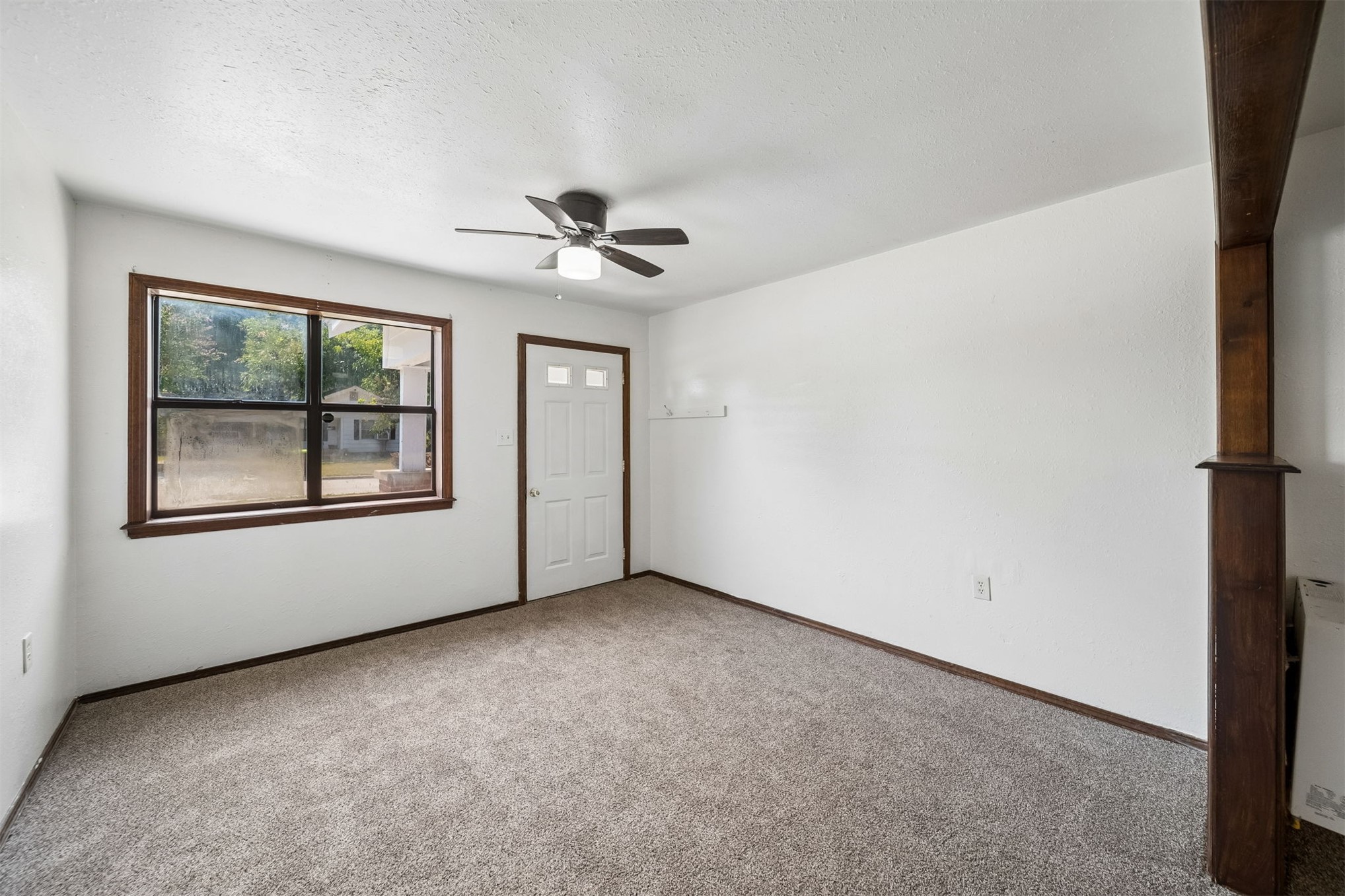 522 E 7th Property Photo 5