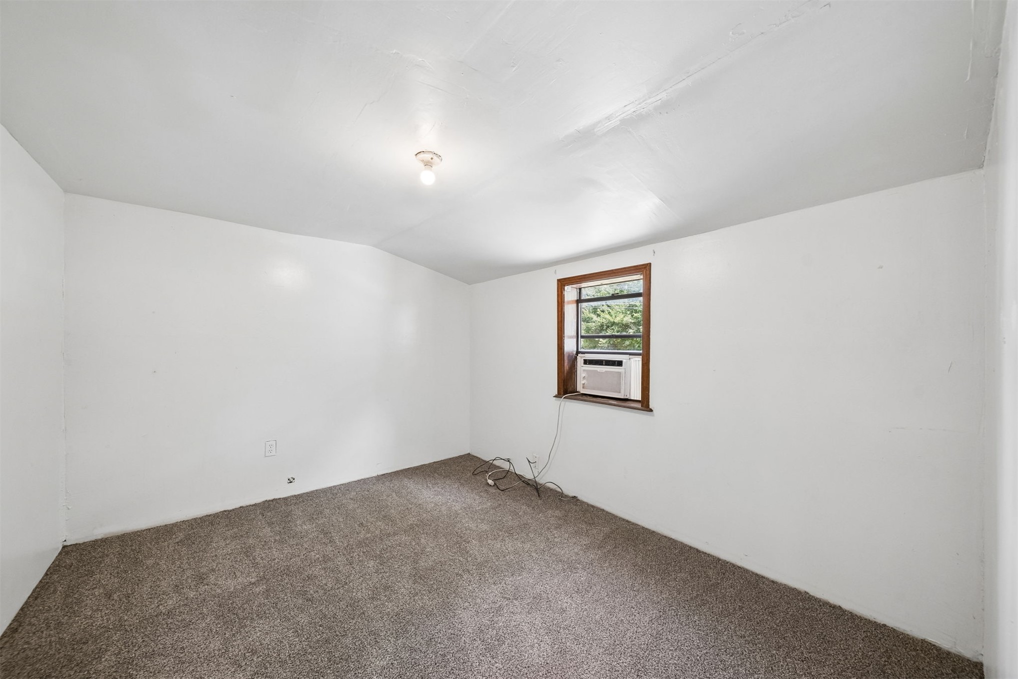522 E 7th Property Photo 16