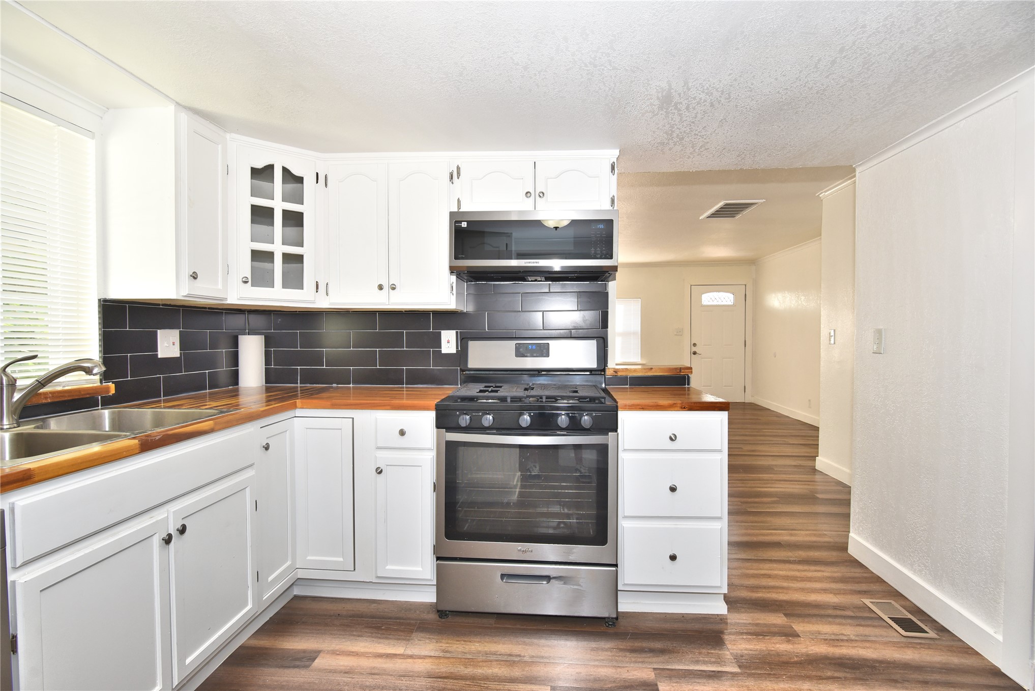 2128 N Saint Louis Avenue Property Photo 9