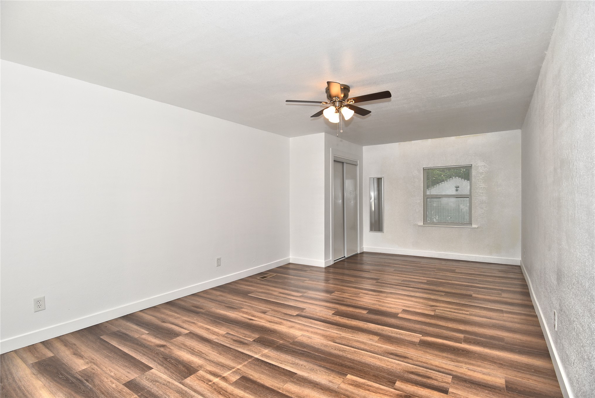 2128 N Saint Louis Avenue Property Photo 11