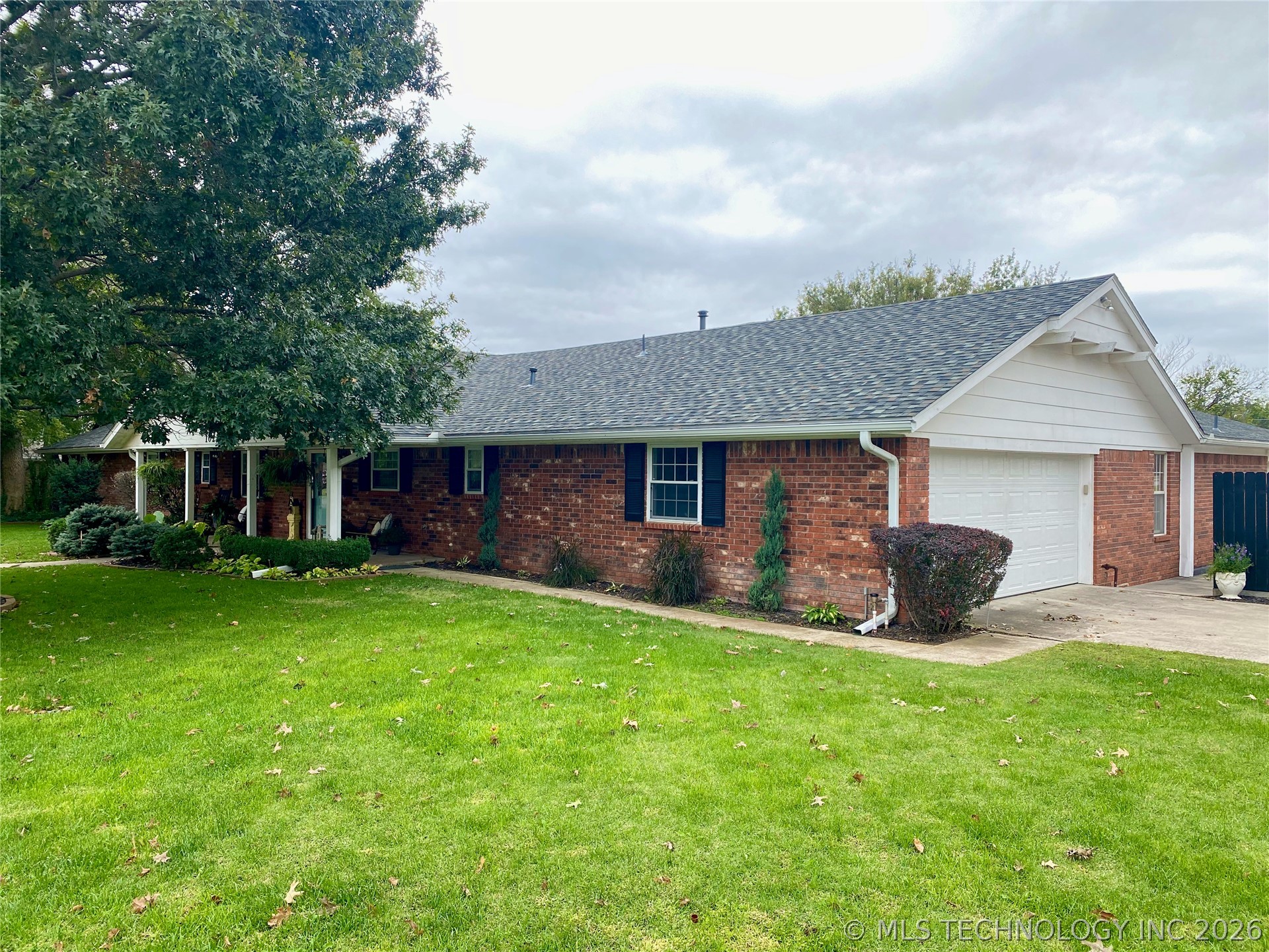1023 Oak Property Photo 1